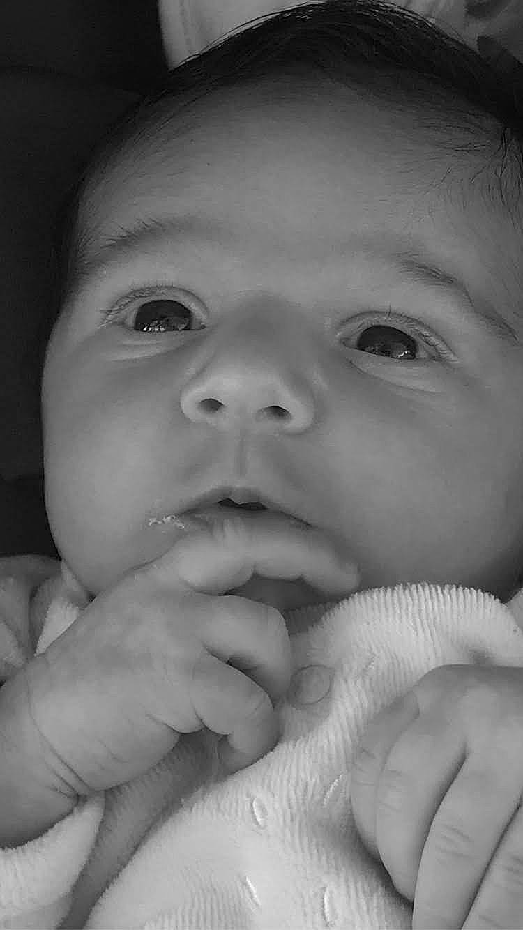 Lola a rejoint le concours — aidez-le/la à gagner de superbes lots ! arm, black, cheek, chin, cloud, eye, eyebrow, eyelash, finger, flash_photography, hand, iris, lip, mouth, nose, organ, person, photograph, skin, standing