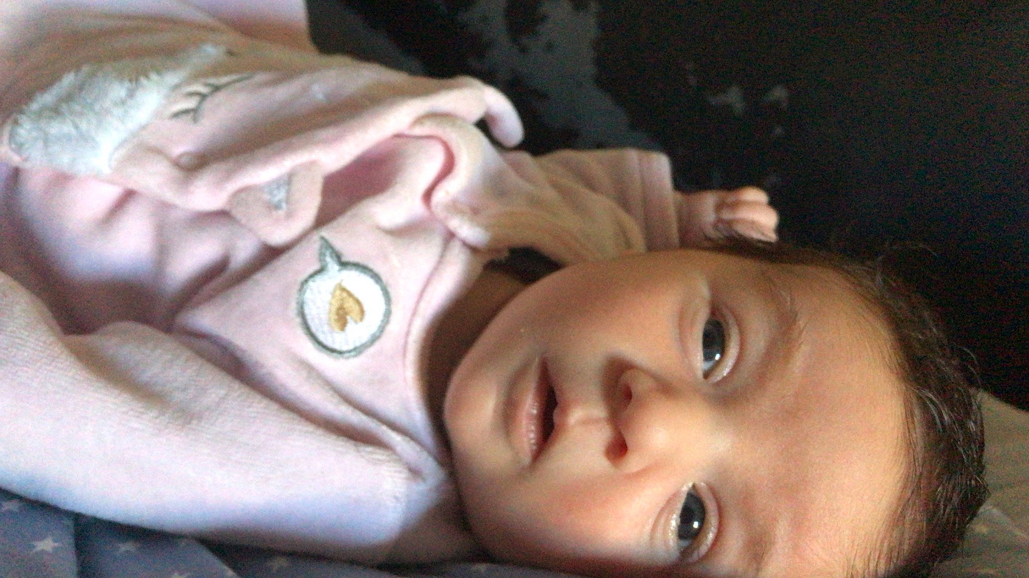 Lola a rejoint le concours — aidez-le/la à gagner de superbes lots ! baby, baby_toddler_clothing, cheek, comfort, ear, eyebrow, eyelash, flash_photography, forehead, hair, human_body, iris, jaw, lip, mouth, neck, no_expression, nose, person, skin