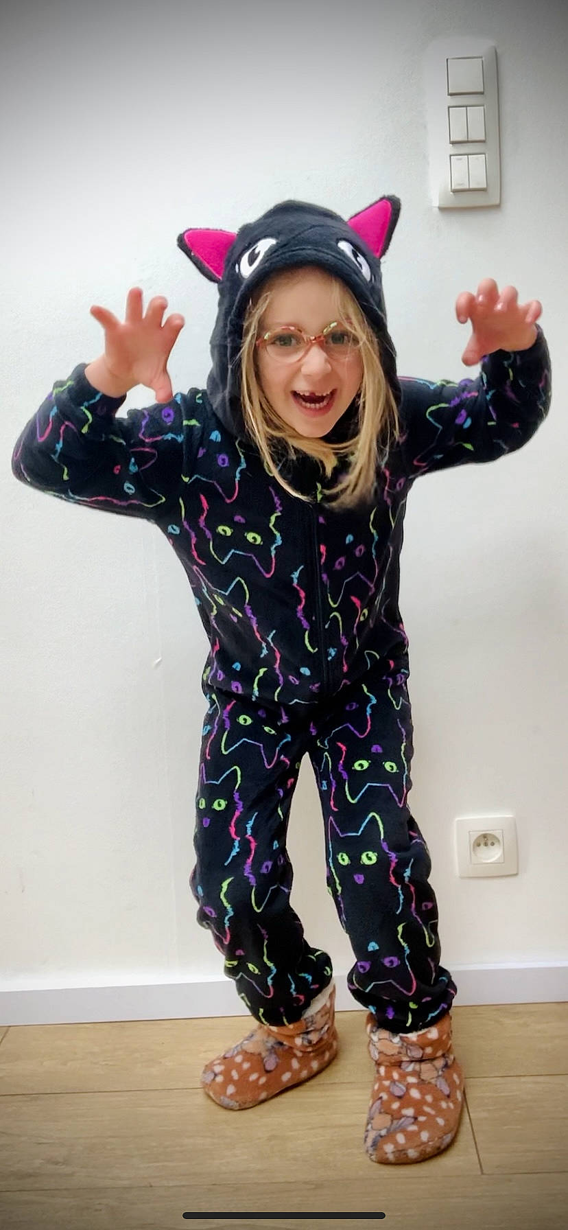 Mia participe au concours pour gagner de l'argent avec cette photo : active_pants, arm, cap, child, cool, eyewear, finger, fun, gesture, happy, headwear, outerwear, person, personal_protective_equipment, pink, purple, sleeve, smile, t_shirt, thumb