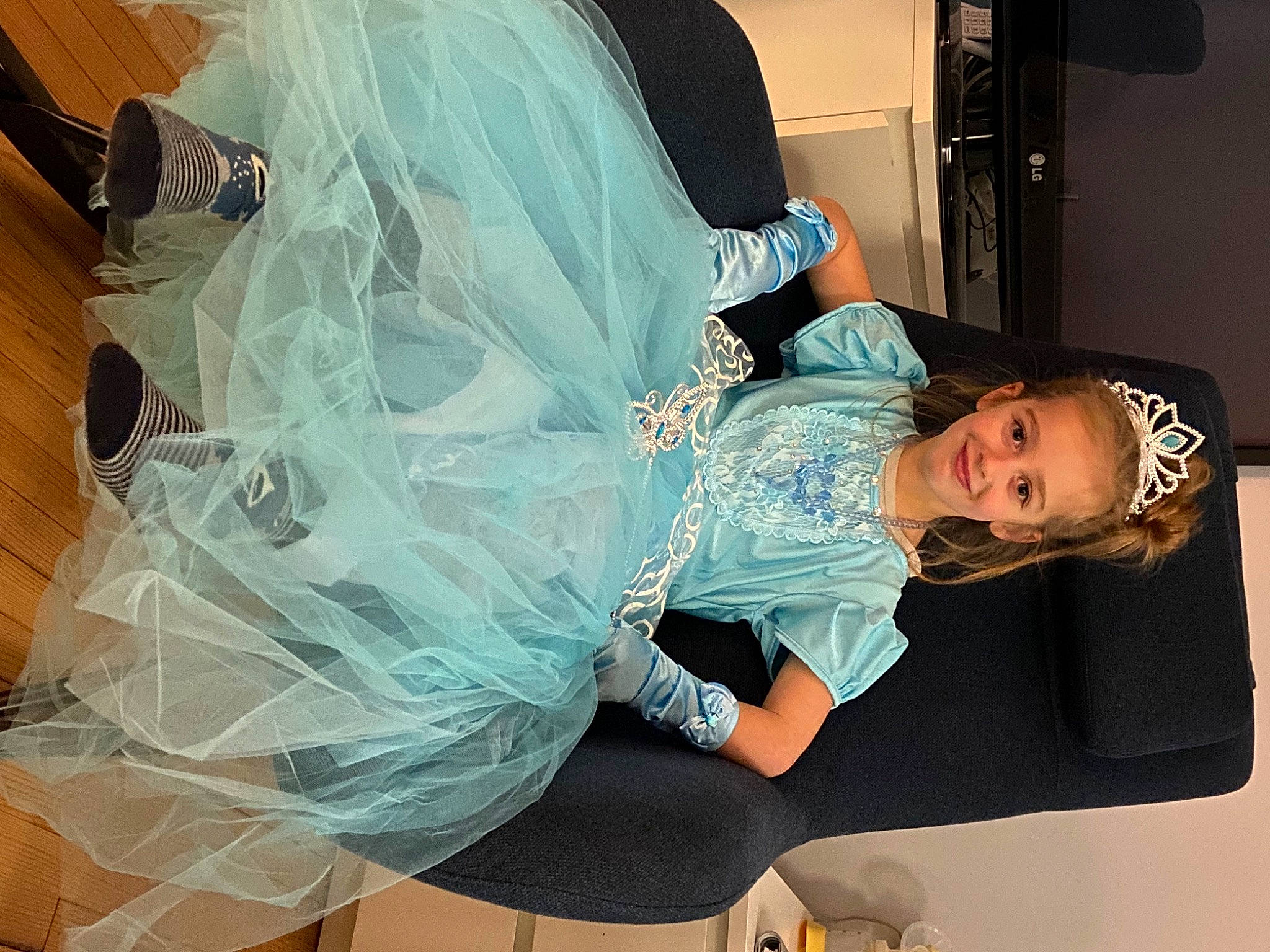 Mia participe au concours pour gagner de l'argent avec cette photo : arm, automotive_design, black_hair, bridal_accessory, bridal_clothing, bridal_veil, bride, child, comfort, dress, event, fashion_design, flash_photography, formal_wear, fun, gown, hand, happy, joy, person