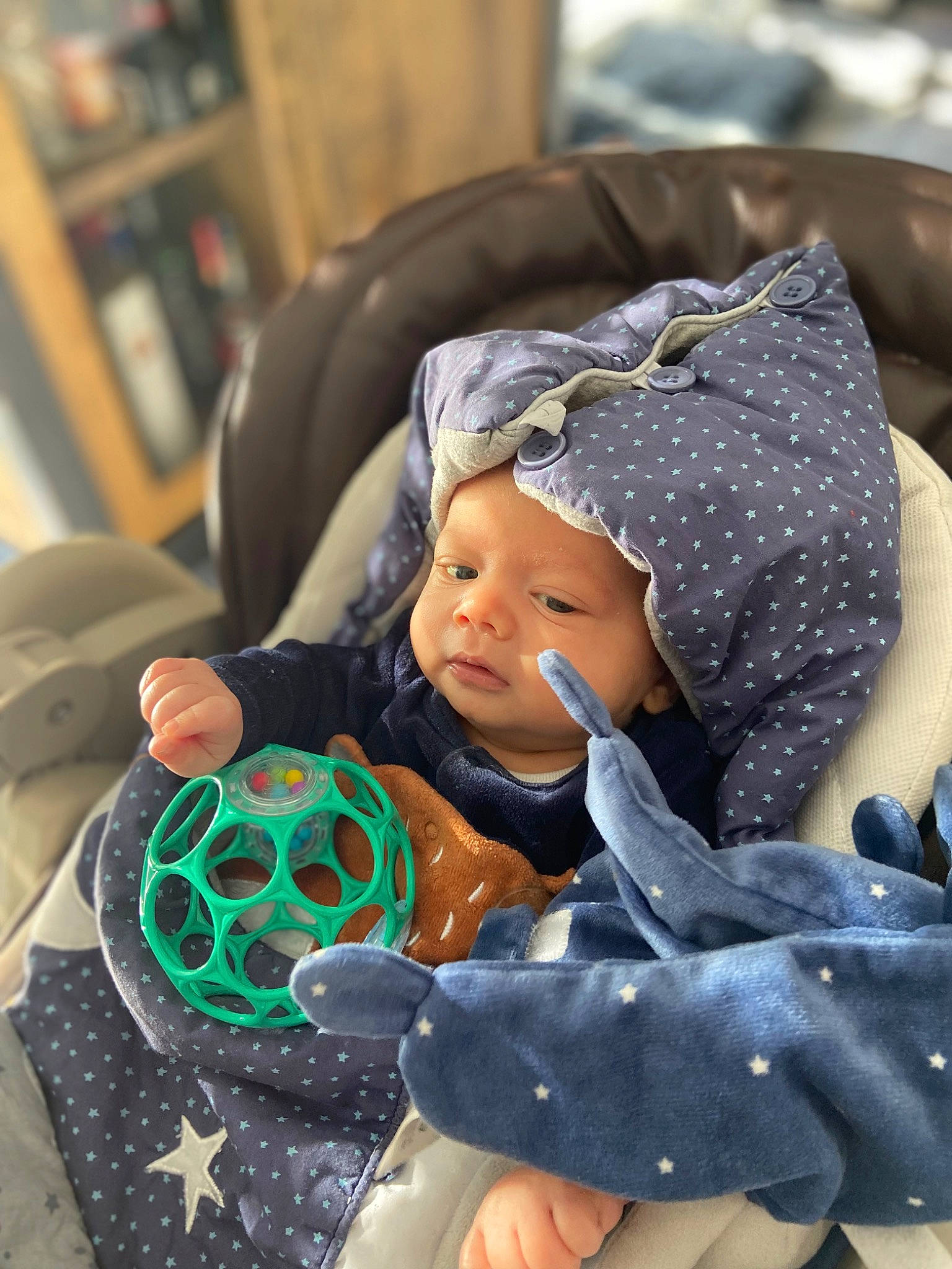 Tiago a rejoint le concours — aidez-le/la à gagner de superbes lots ! baby, baby_products, baby_toddler_clothing, ball, beanie, cap, child, comfort, electric_blue, fashion_accessory, football, headwear, pattern, person, personal_protective_equipment, room, sitting, soccer_ball, stuffed_toy, toddler