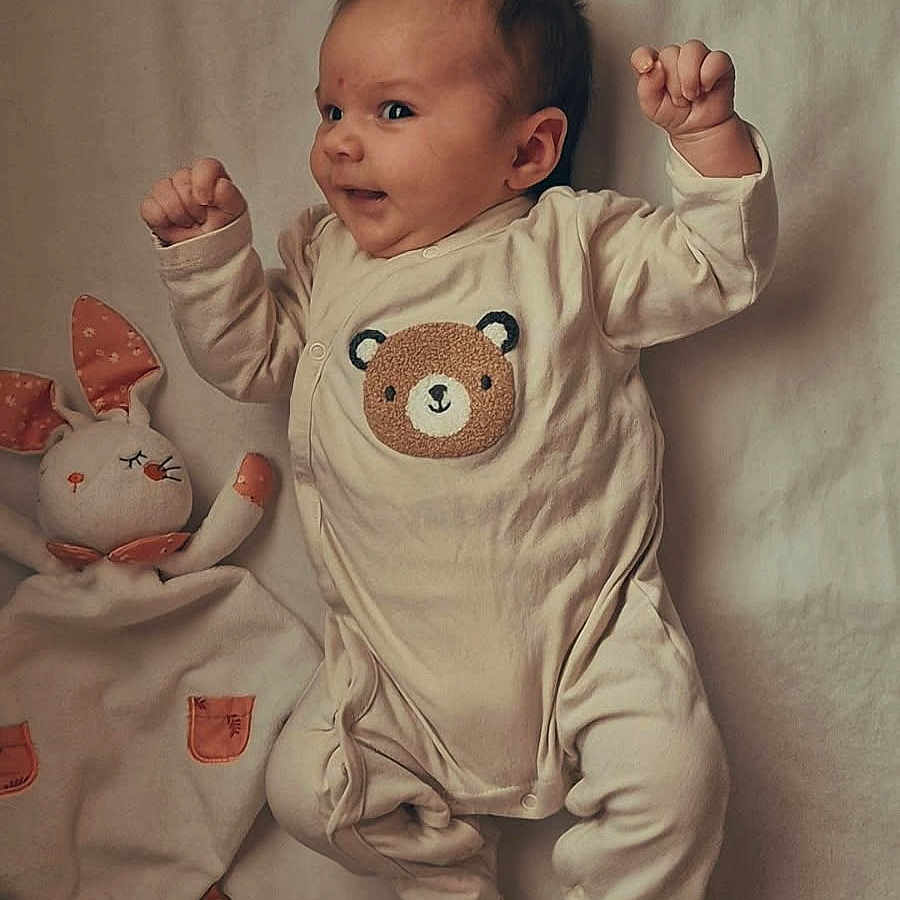 Noëlie participe au concours pour gagner de l'argent avec cette photo : adorable, baby, bear_design, blanket, bunny_toy, child, comfort, cozy, cute, indoors, infant, lying_down, onesie, playful, plush_toy, portrait, sleepy_toy, small_hands, smiling, soft_texture