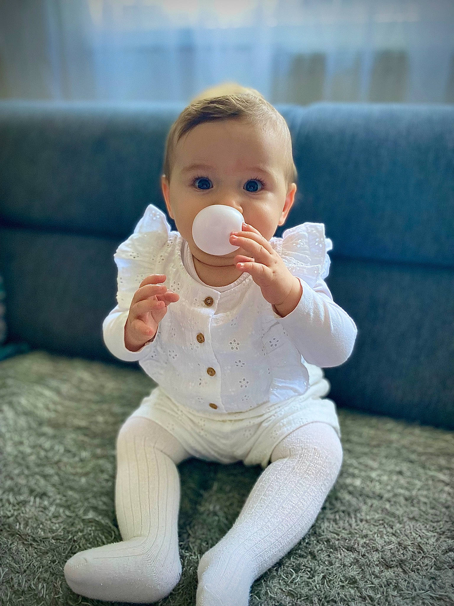 Melisa participe au concours pour gagner de l'argent avec cette photo : baby, baby_toddler_clothing, barefoot, cheek, child, chin, couch, eye, face, flash_photography, foot, gesture, happy, human_body, human_leg, nose, person, sleeve, smile, thumb