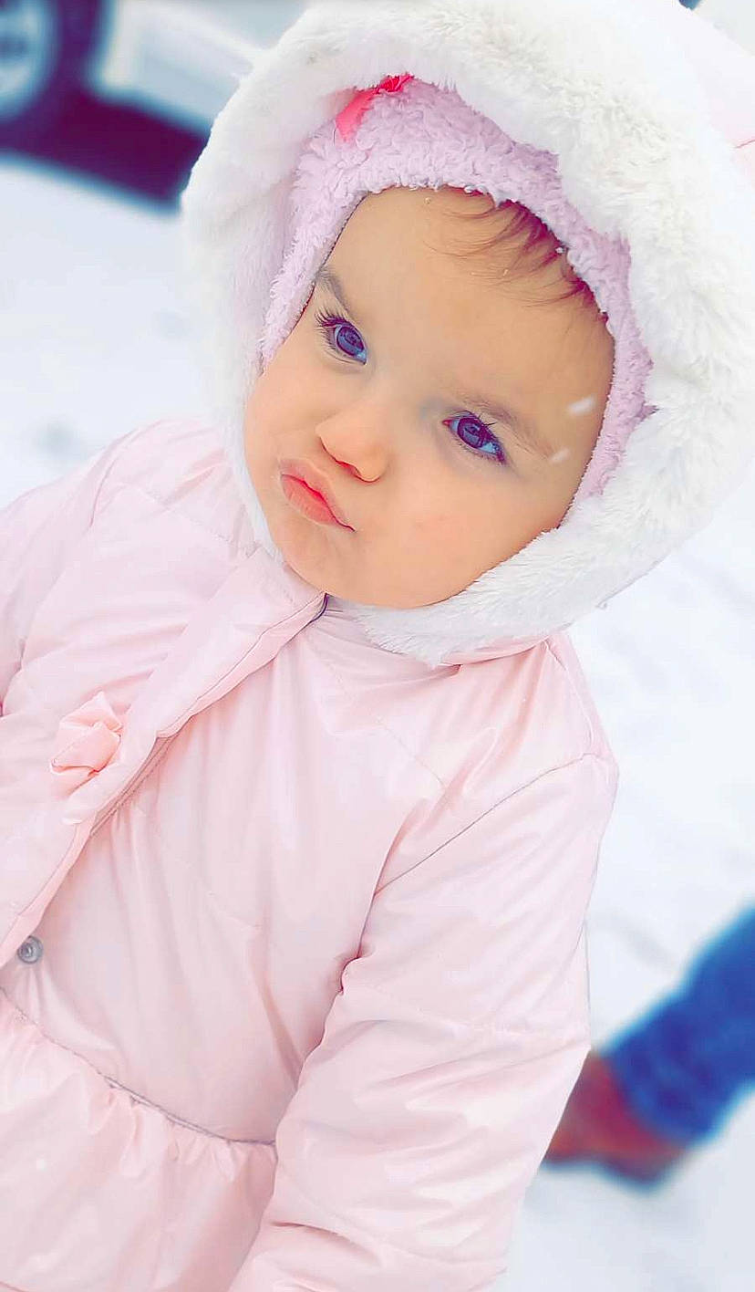 Promesse participe au concours pour gagner de l'argent avec cette photo : baby, baby_toddler_clothing, cap, cheek, clothing, eye, face, happy, headgear, headwear, iris, jacket, lip, nose, outerwear, person, pink, skin, sleeve, smile