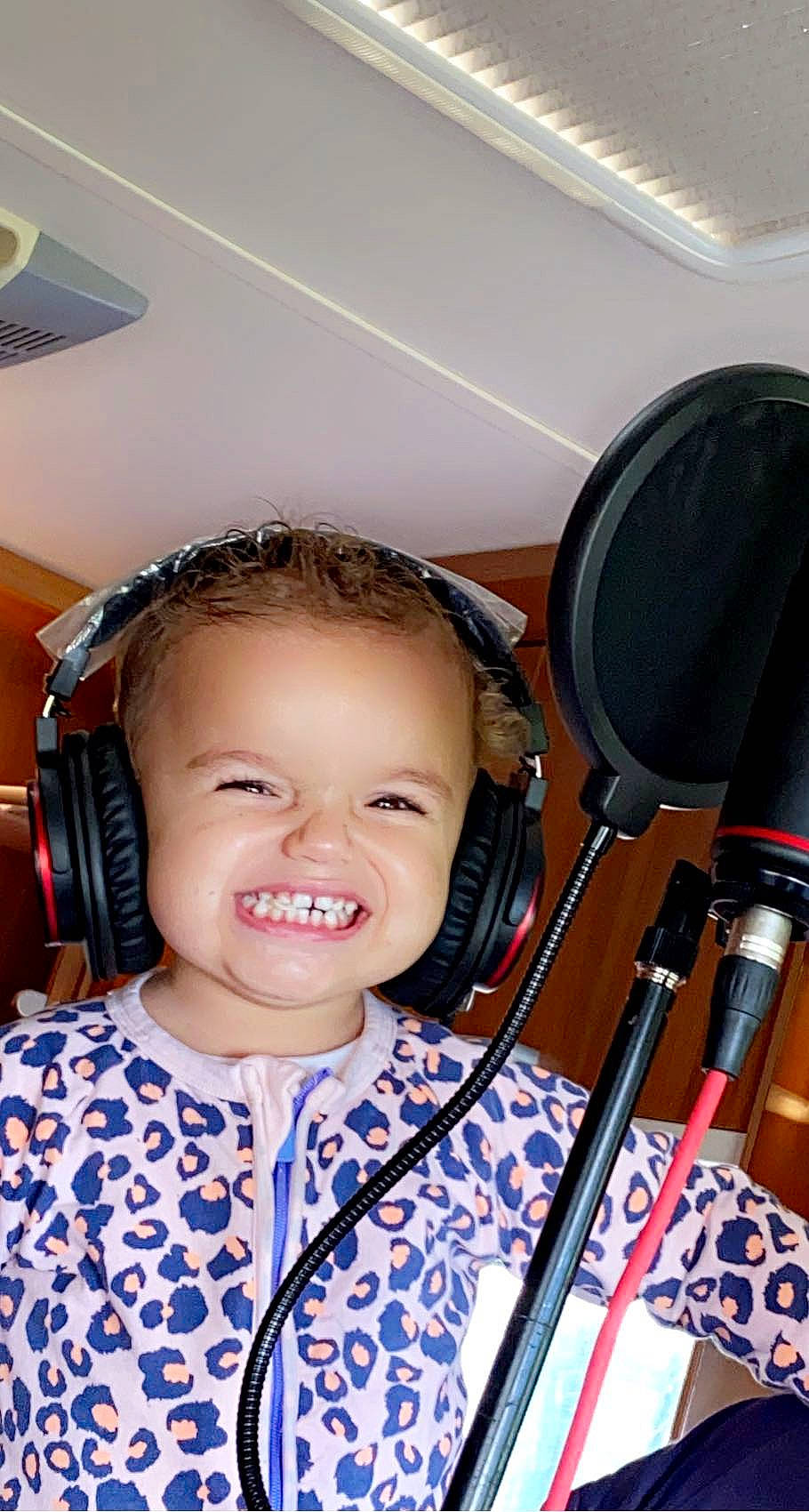 Promesse participe au concours pour gagner de l'argent avec cette photo : audio_equipment, baby_carriage, cheek, child, ear, eye, eyebrow, eyelash, flash_photography, fun, gadget, hair, hairstyle, happy, headphones, headset, hearing, joy, peripheral, person