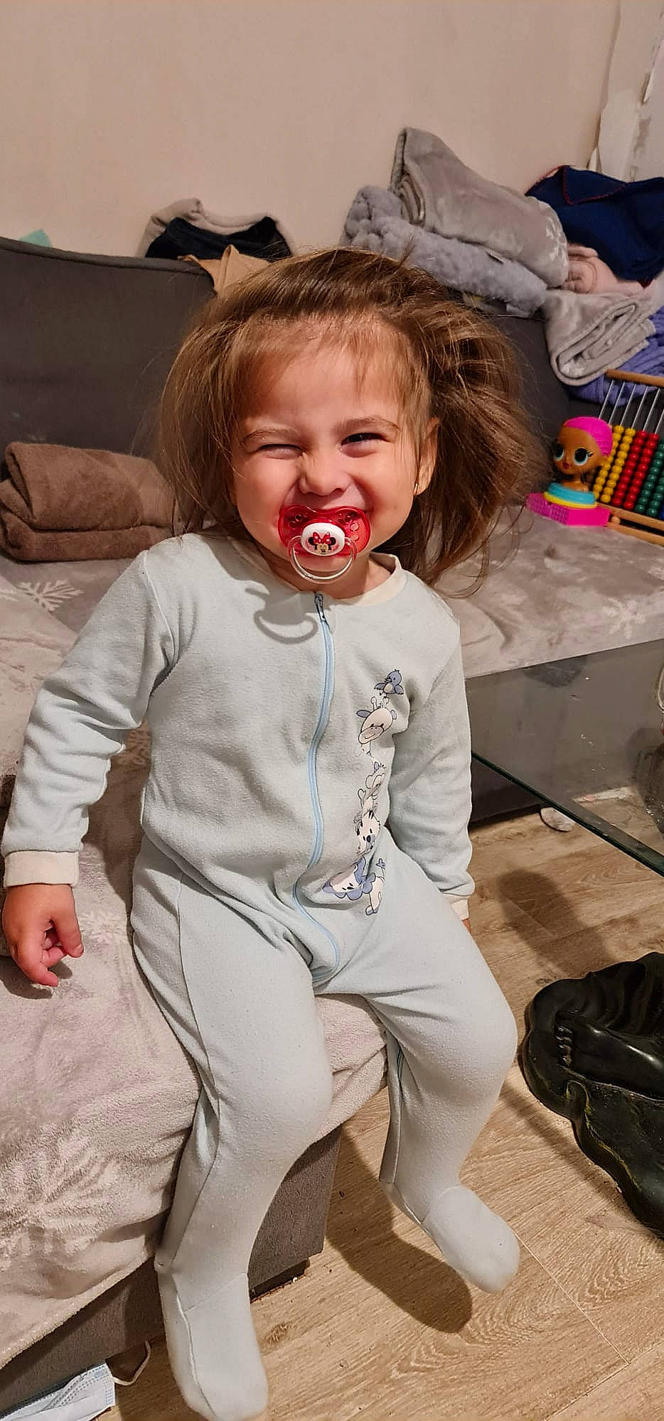 Talya a rejoint le concours — aidez-le/la à gagner de superbes lots ! baby_toddler_clothing, cheek, dress, eye, face, facial_expression, hair, hairstyle, happy, head, iris, lip, mouth, nose, person, pink, skin, sleeve, smile, standing