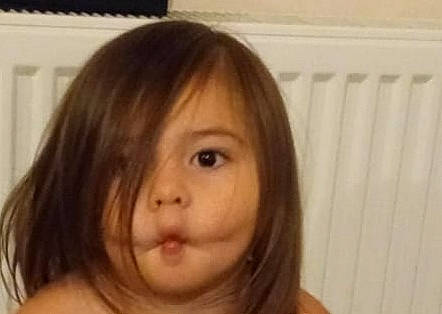 Talya participe au concours pour gagner de l'argent avec cette photo : bangs, brown_hair, cheek, chin, ear, eyelash, face, gesture, hair, happy, jaw, layered_hair, lip, long_hair, neck, nose, person, skin, throat, thumb