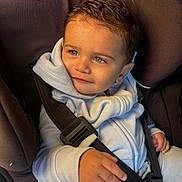 Kaylan participe au concours pour gagner de l'argent avec cette photo : adorable, baby, blue_eyes, car_seat, child, close_up, clothing, cute, fabric, hand, hoodie, human, infant, portrait, safety, seat, seat_belt, short_hair, sitting, smile