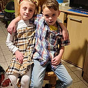 Kendra a rejoint le concours — aidez-le/la à gagner de superbes lots ! Santa_Claus, arm_around, boy, chair, child, children, dress, floor_tiles, girl, happy, home, indoor, jeans, kitchen, microwave, pigtails, plaid_clothing, shirt, tablecloth, wooden_chair