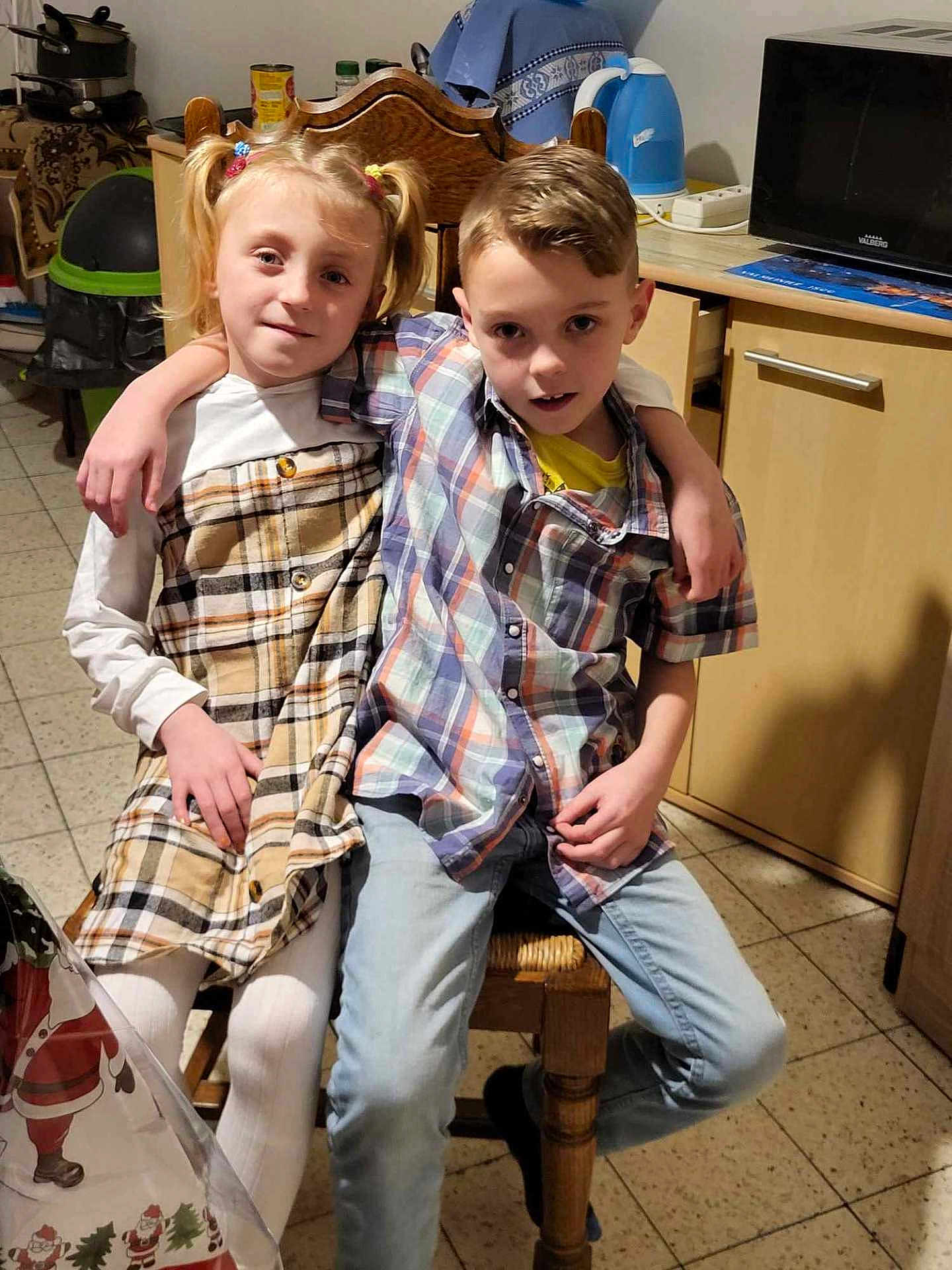 Kendra a rejoint le concours — aidez-le/la à gagner de superbes lots ! Santa_Claus, arm_around, boy, chair, child, children, dress, floor_tiles, girl, happy, home, indoor, jeans, kitchen, microwave, pigtails, plaid_clothing, shirt, tablecloth, wooden_chair