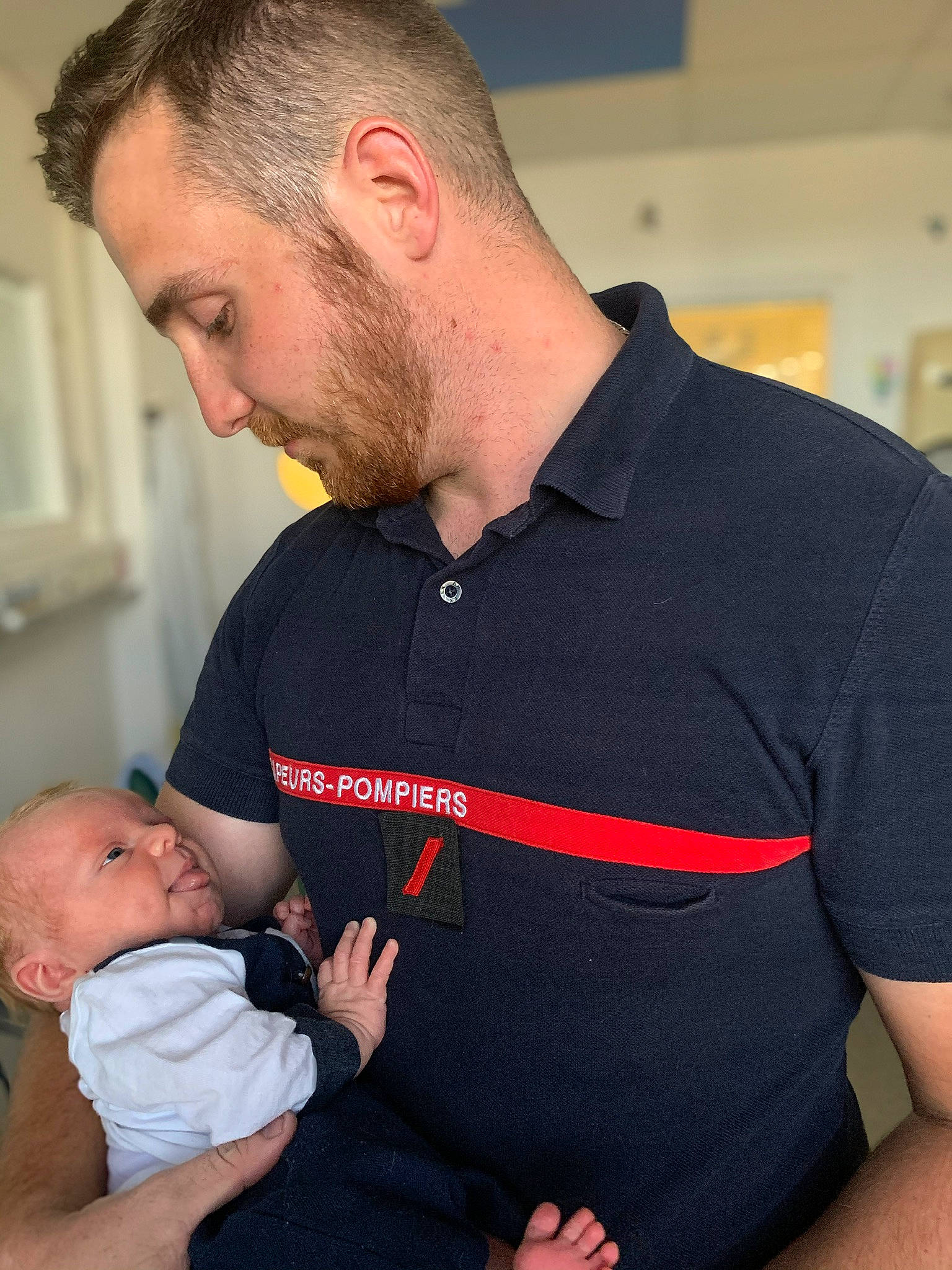 Kayden participe au concours pour gagner de l'argent avec cette photo : abdomen, arm, baby, chest, child, elbow, muscle, neck, person, stomach, t_shirt, toddler