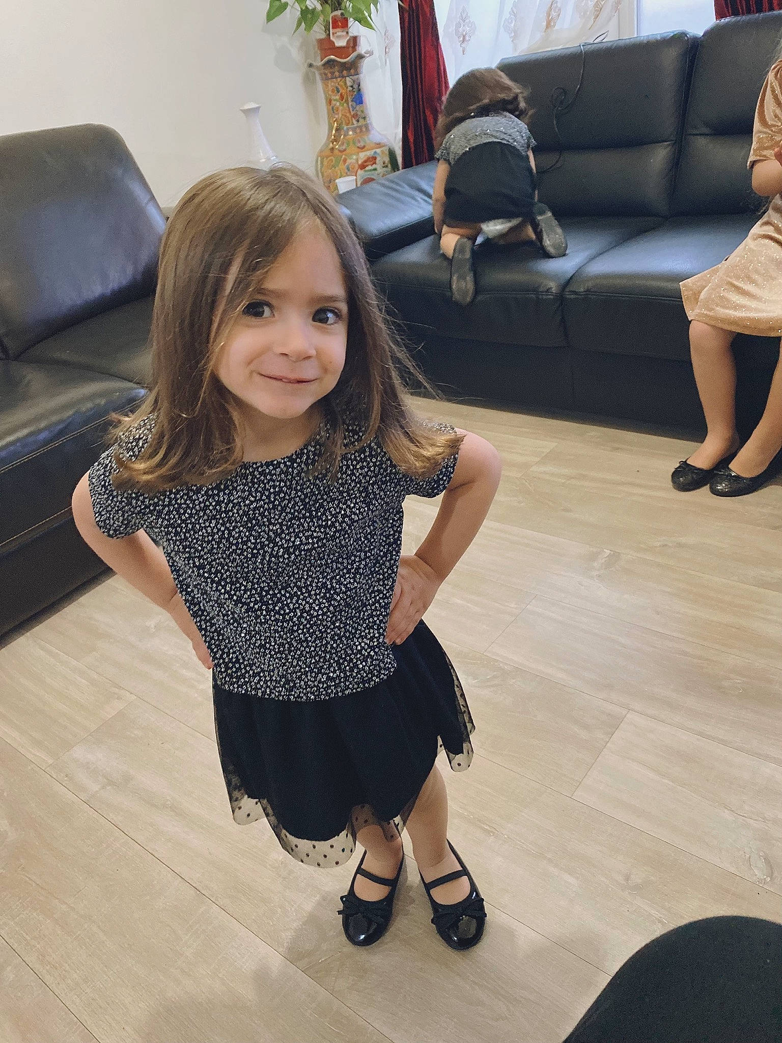 Tia a rejoint le concours — aidez-le/la à gagner de superbes lots ! black, eye, floor, flooring, footwear, furniture, hair, hairstyle, happy, head, joint, joy, leg, mammal, person, shoe, shoulder, skin, sleeve, smile