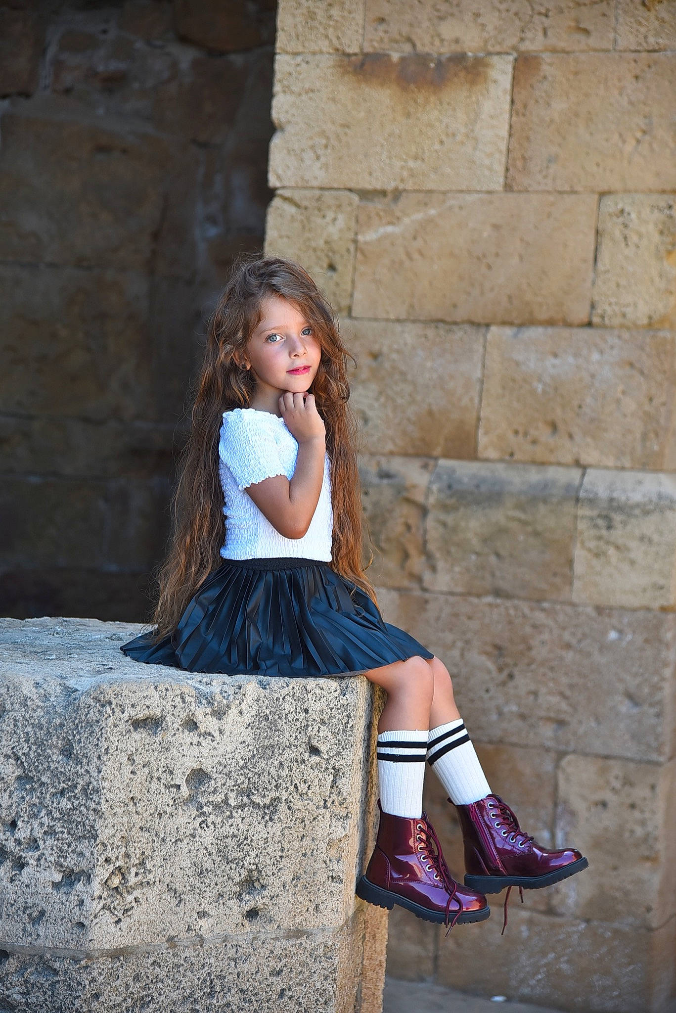 Naya participe au concours pour gagner de l'argent avec cette photo : blond, brown_hair, denim, electric_blue, fashion_design, flash_photography, footwear, hair, happy, human_leg, knee, leg, long_hair, pattern, person, shoe, shoulder, street_fashion, thigh, waist