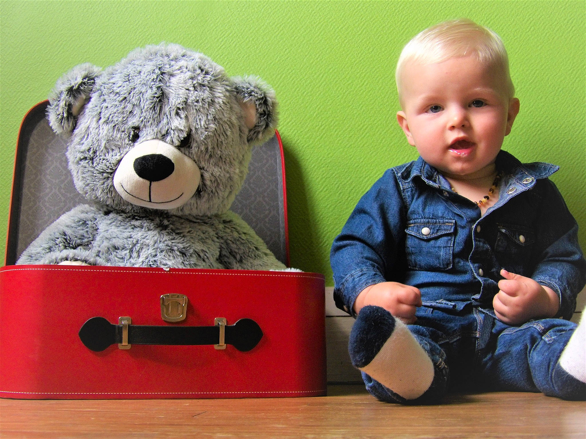 Malo a rejoint le concours — aidez-le/la à gagner de superbes lots ! baby, cheek, child, ear, happy, person, play, plush, room, skin, stuffed_toy, teddy_bear, toddler, toy