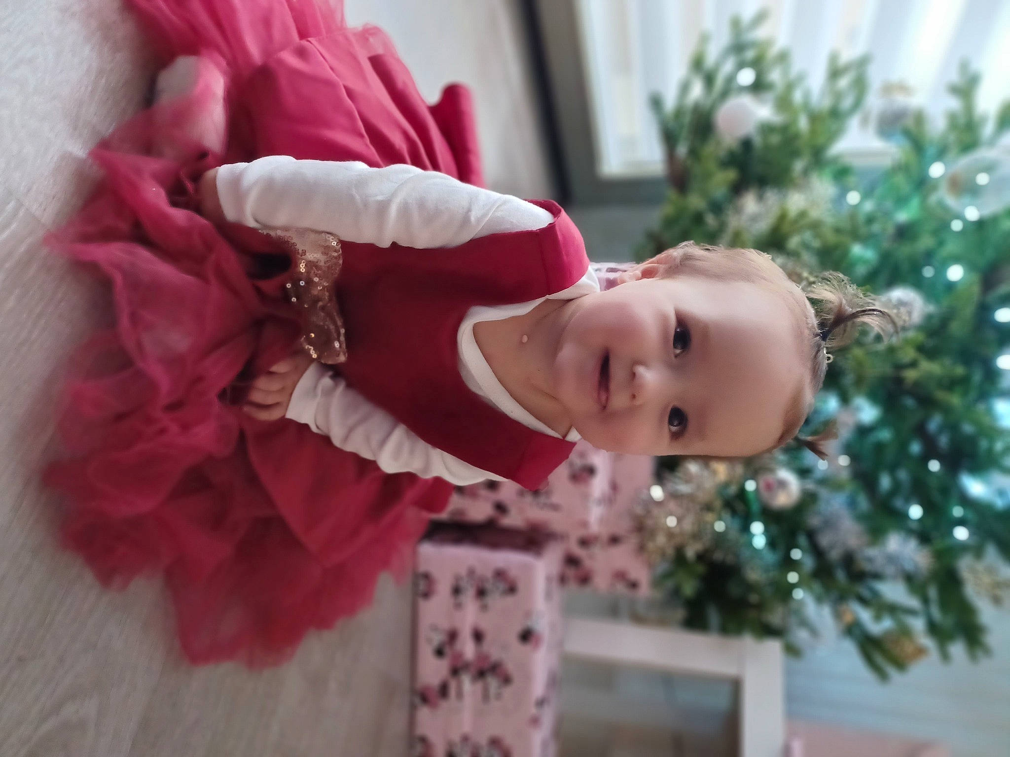 Alba participe au concours pour gagner de l'argent avec cette photo : carmine, child, christmas_ornament, event, face, floral_design, fun, hair, happy, head, holiday, joy, magenta, ornament, person, petal, pink, plant, smile, tradition