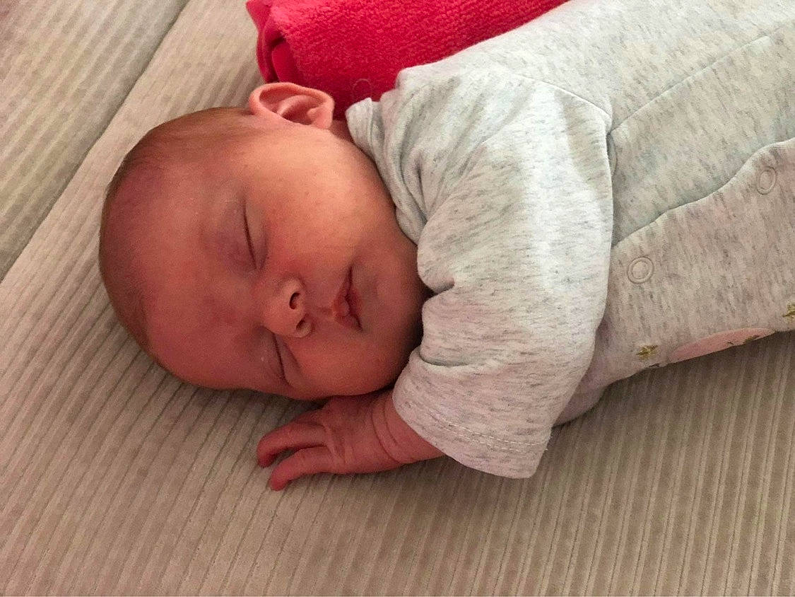 Maëlle a rejoint le concours — aidez-le/la à gagner de superbes lots ! baby, baby_products, baby_sleeping, baby_toddler_clothing, bedding, bedtime, cheek, comfort, face, flooring, hardwood, head, headgear, human_body, linens, nap, nose, person, sleeve, toddler