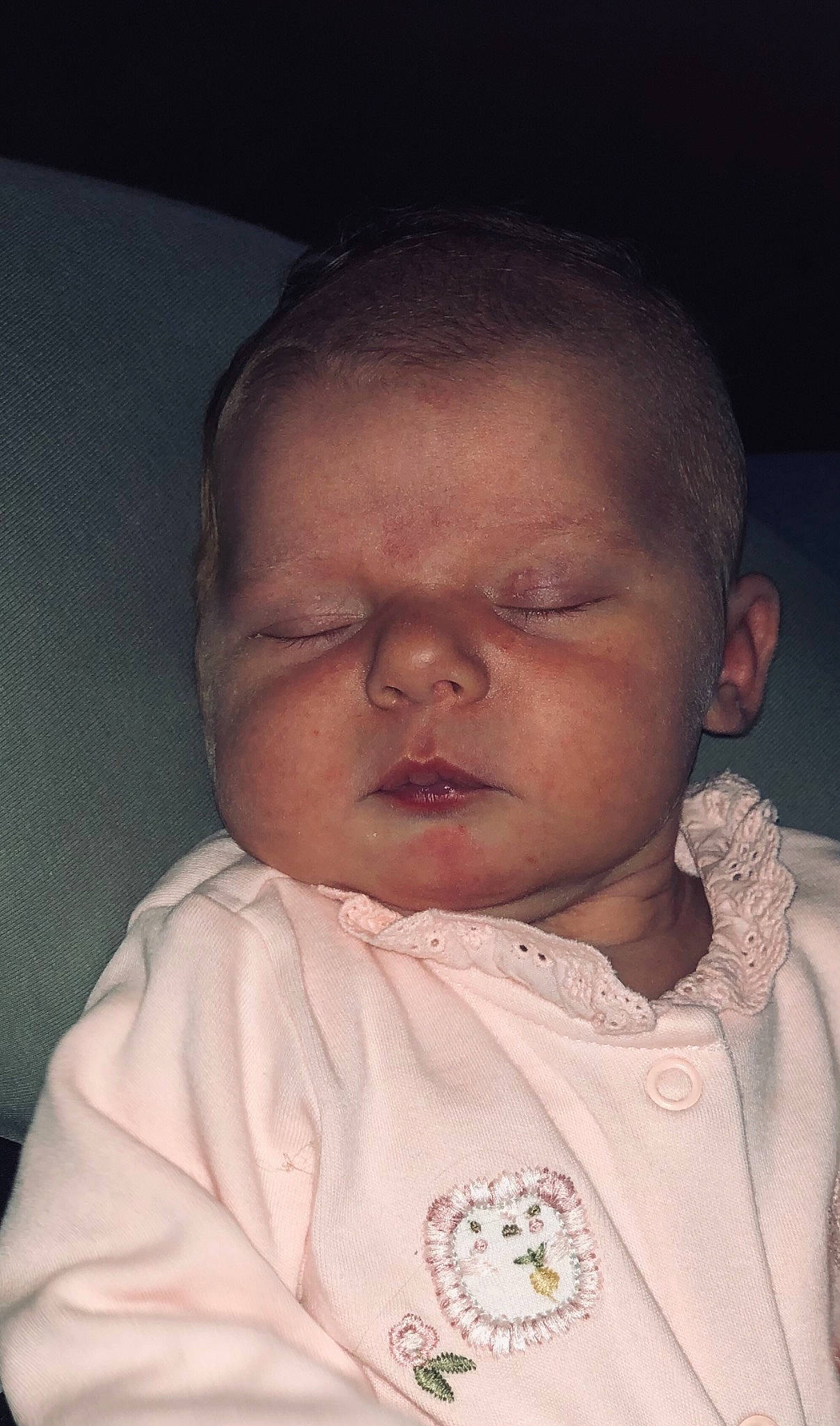 Maëlle participe au concours pour gagner de l'argent avec cette photo : baby, baby_toddler_clothing, cheek, chin, comfort, ear, eyebrow, facial_expression, forehead, happy, human_body, iris, jaw, lip, mouth, neck, nose, person, pink, skin