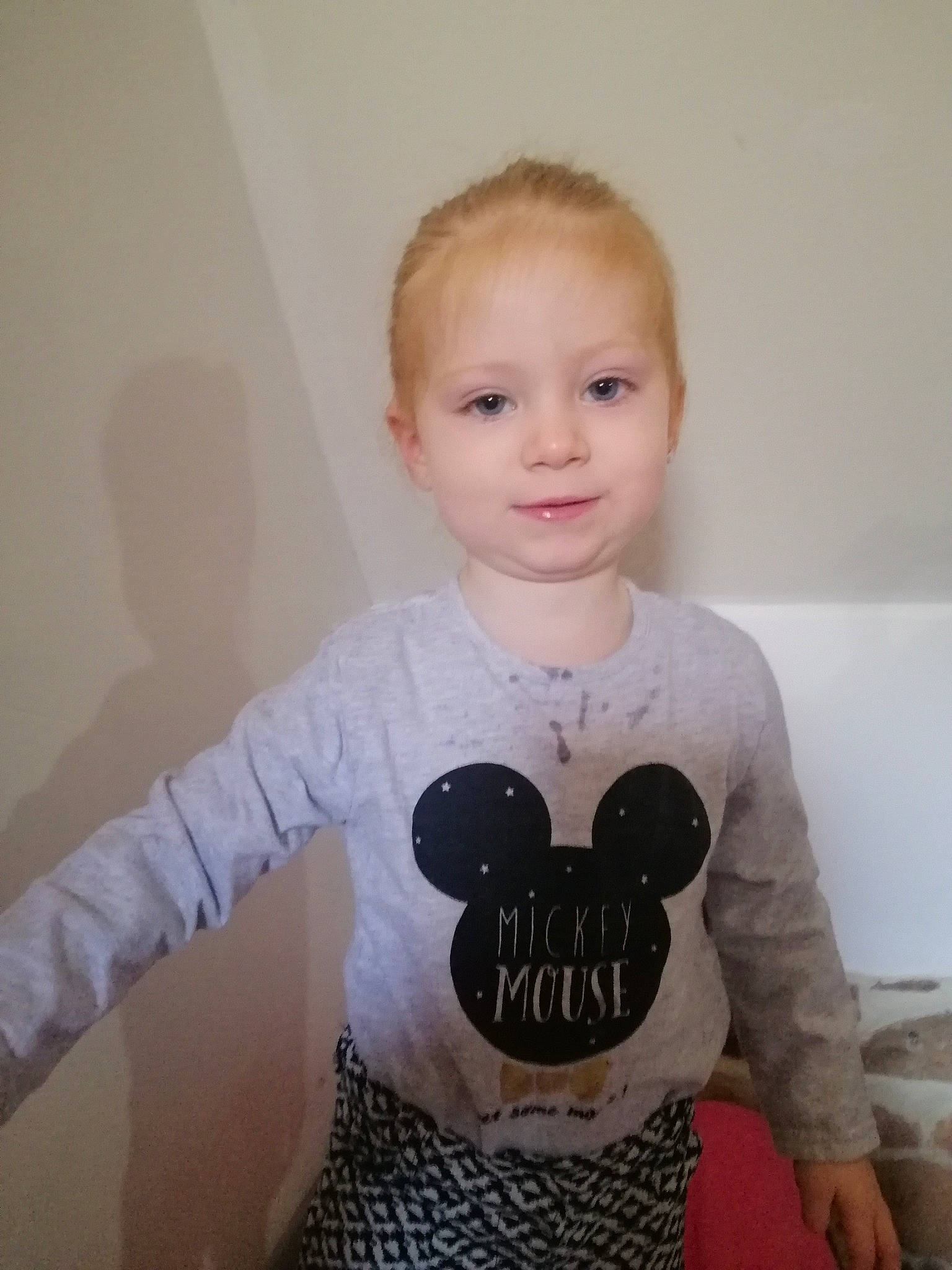 Ombeline participe au concours pour gagner de l'argent avec cette photo : arm, baby_toddler_clothing, brown_hair, child, dress, eyelash, fashion_design, hairstyle, happy, jewellery, joy, long_sleeved_t_shirt, outerwear, pattern, person, sitting, sleeve, smile, t_shirt, toddler