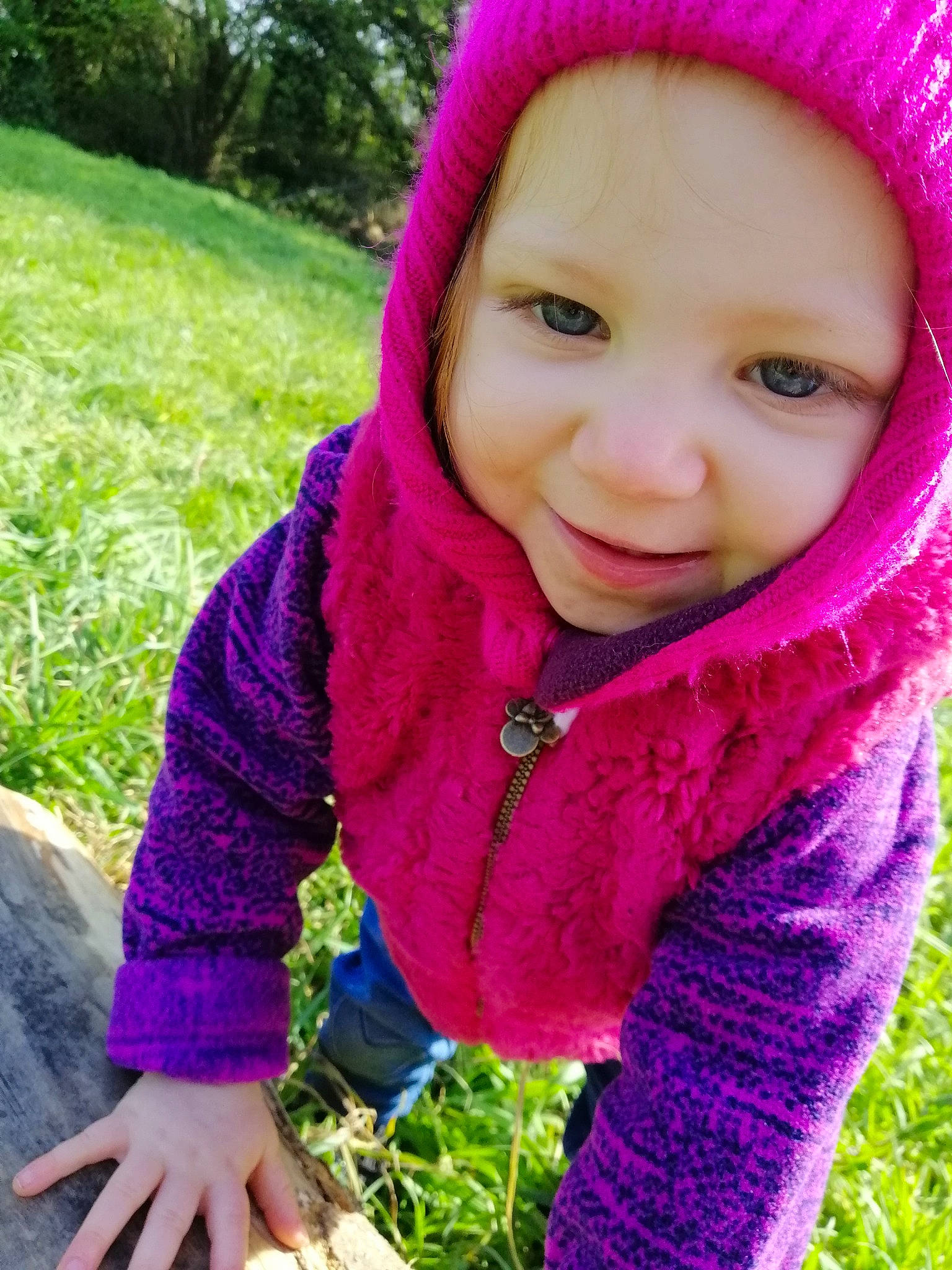 Ombeline a rejoint le concours — aidez-le/la à gagner de superbes lots ! cap, cool, face, grass, green, hand, happy, headgear, headwear, jacket, joy, leaf, lip, magenta, organ, people_in_nature, person, photograph, pink, plant