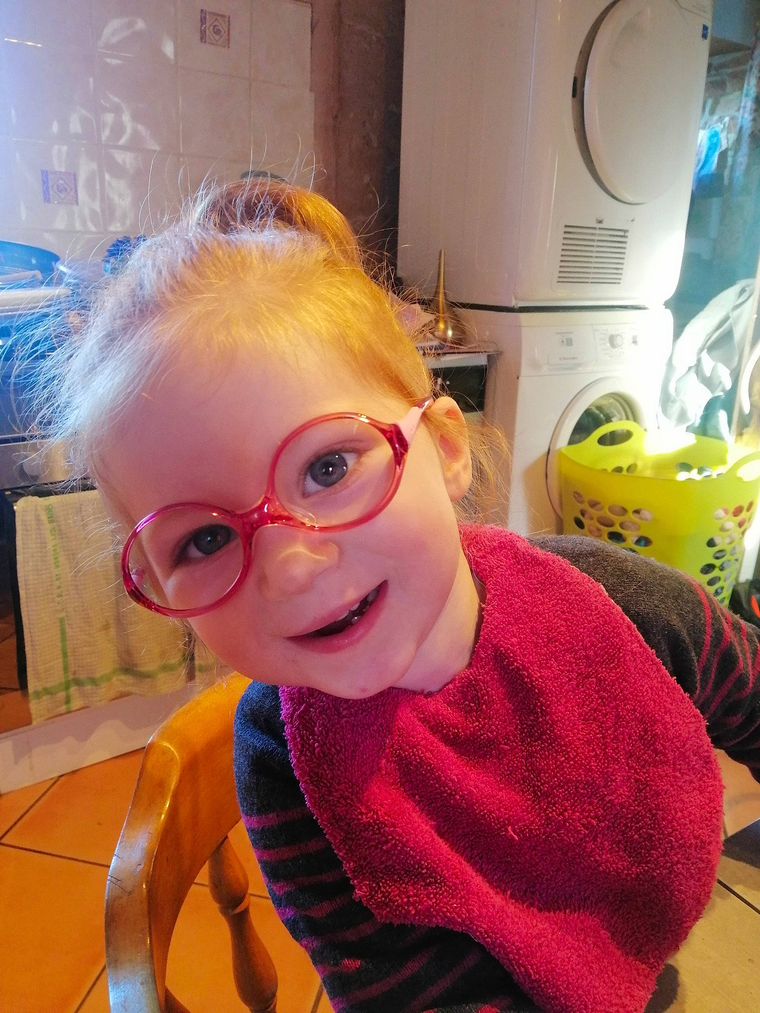 Ombeline participe au concours pour gagner de l'argent avec cette photo : baby_toddler_clothing, child, eyewear, fashion_accessory, fun, glasses, goggles, happy, lip, nose, orange, person, personal_protective_equipment, pink, selfie, smile, sunglasses, toddler, toy, vision_care
