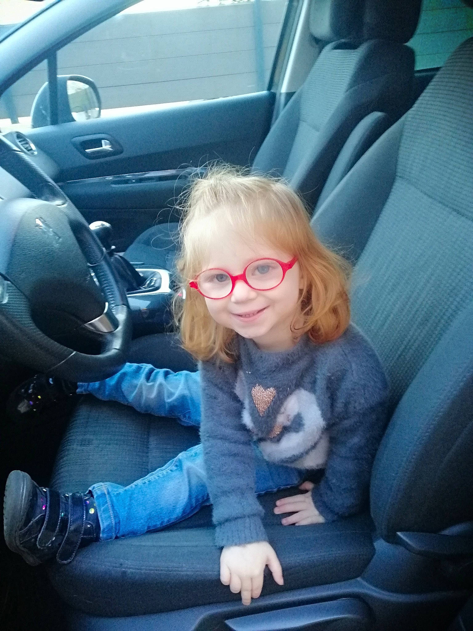 Ombeline participe au concours pour gagner de l'argent avec cette photo : automotive_design, automotive_exterior, car, car_seat, car_seat_cover, comfort, glasses, joy, mammal, mode_of_transport, motor_vehicle, person, personal_luxury_car, photograph, product, smile, steering_part, steering_wheel, vehicle, vehicle_door