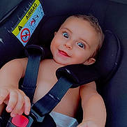Maylone a rejoint le concours — aidez-le/la à gagner de superbes lots ! baby, black, car_seat, child, child_safety, closeup, cute, diaper, eyes, face, hand, happy, harness, indoor, infant, person, safety, seatbelt, smiling, toy