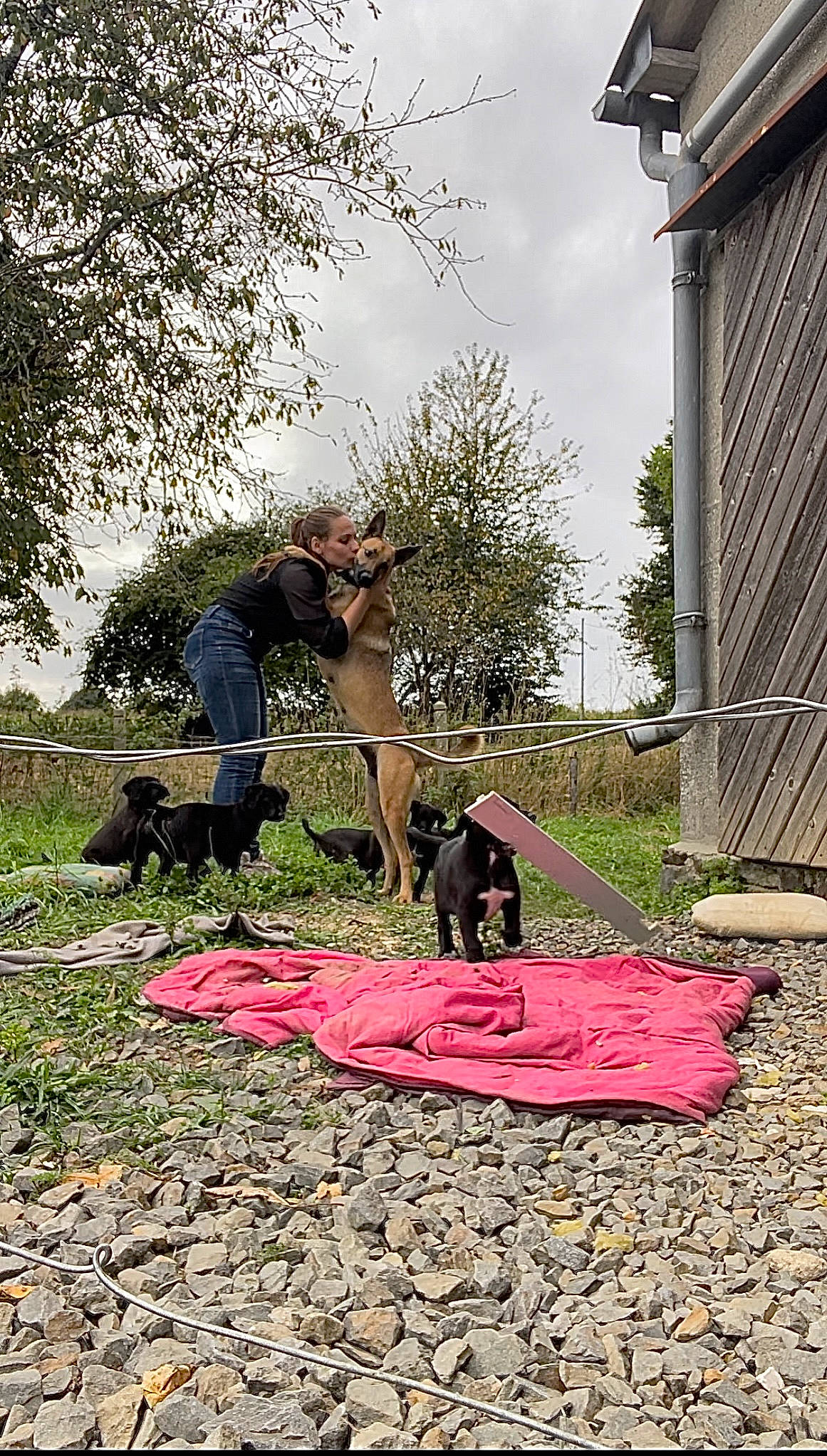 Taya a rejoint le concours — aidez-le/la à gagner de superbes lots ! boot, building, event, flooring, fun, grass, house, jeans, landscape, lawn, leisure, plant, recreation, shorts, sitting, sky, soil, t_shirt, tree, yard