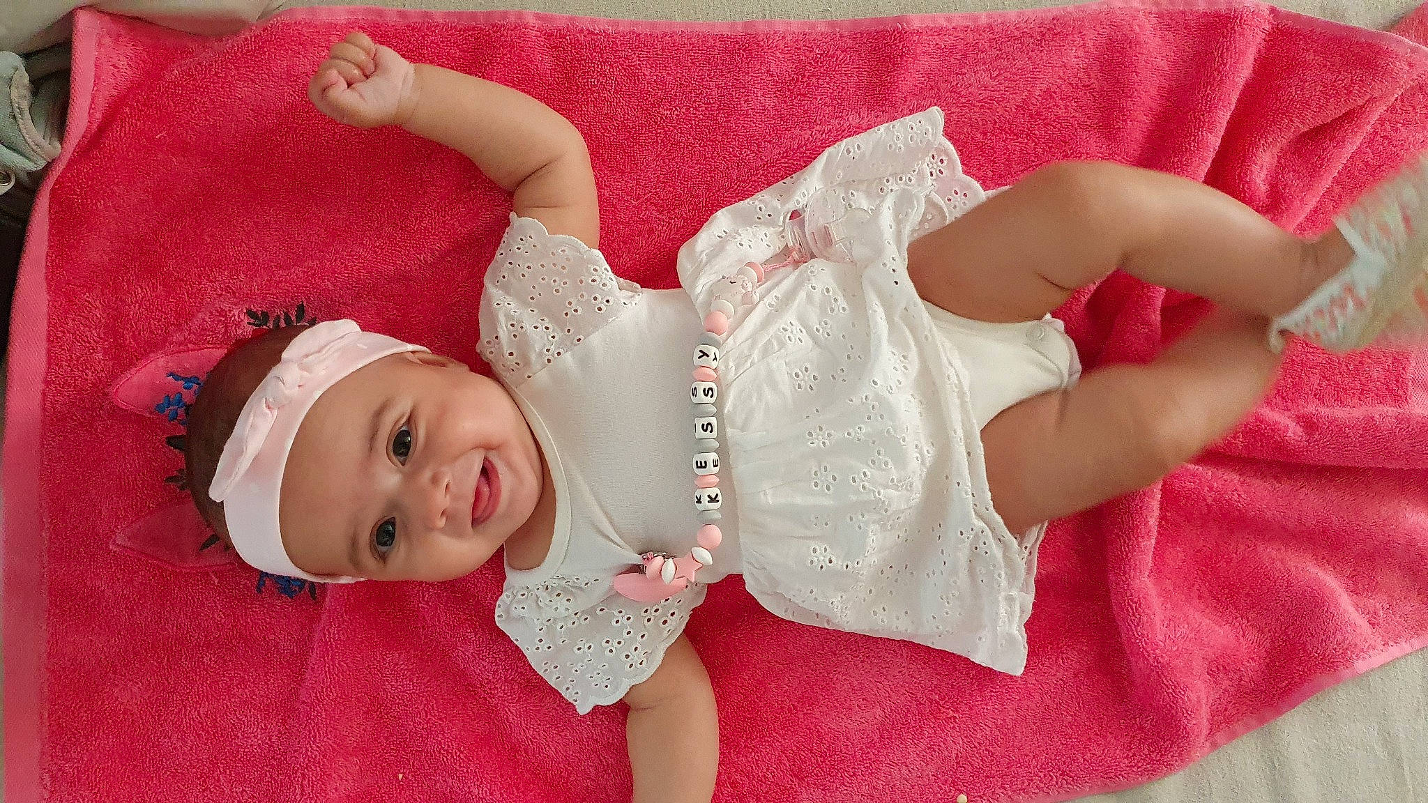 Kessy participe au concours pour gagner de l'argent avec cette photo : baby, child, hand, headwear, person, pink, toddler