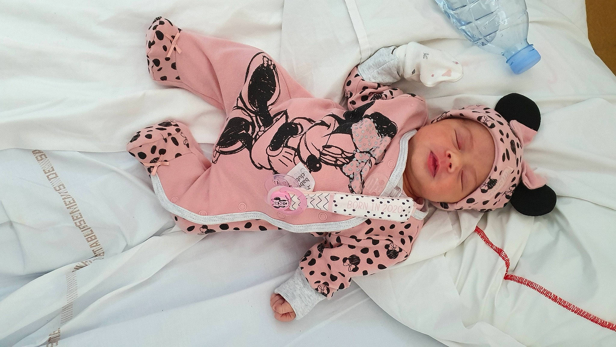 Kessy a rejoint le concours — aidez-le/la à gagner de superbes lots ! baby, child, ear, hair_accessory, headwear, outerwear, pajamas, pattern, peach, person, pink, shoe, textile, toddler