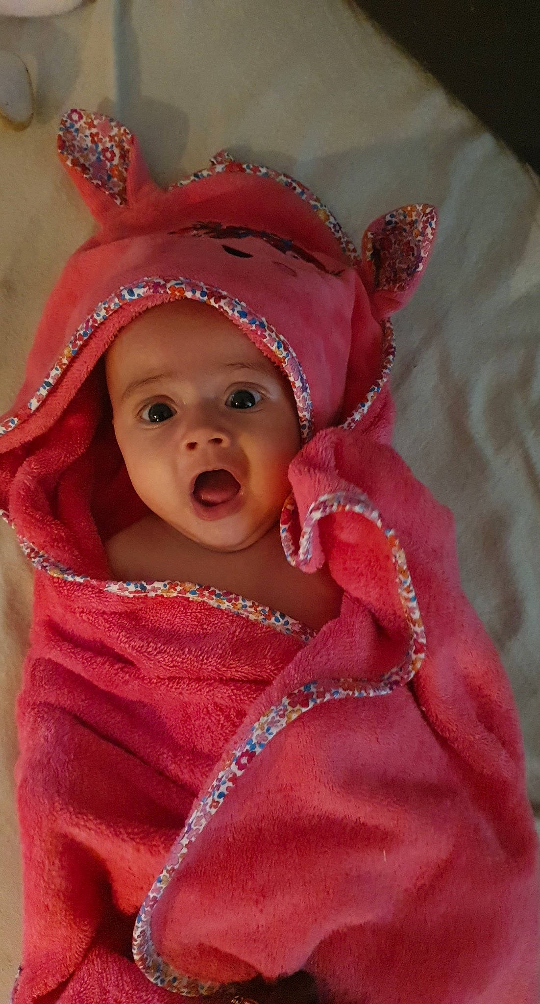 Kessy a rejoint le concours — aidez-le/la à gagner de superbes lots ! baby, child, headwear, person, pink, surprise, toddler