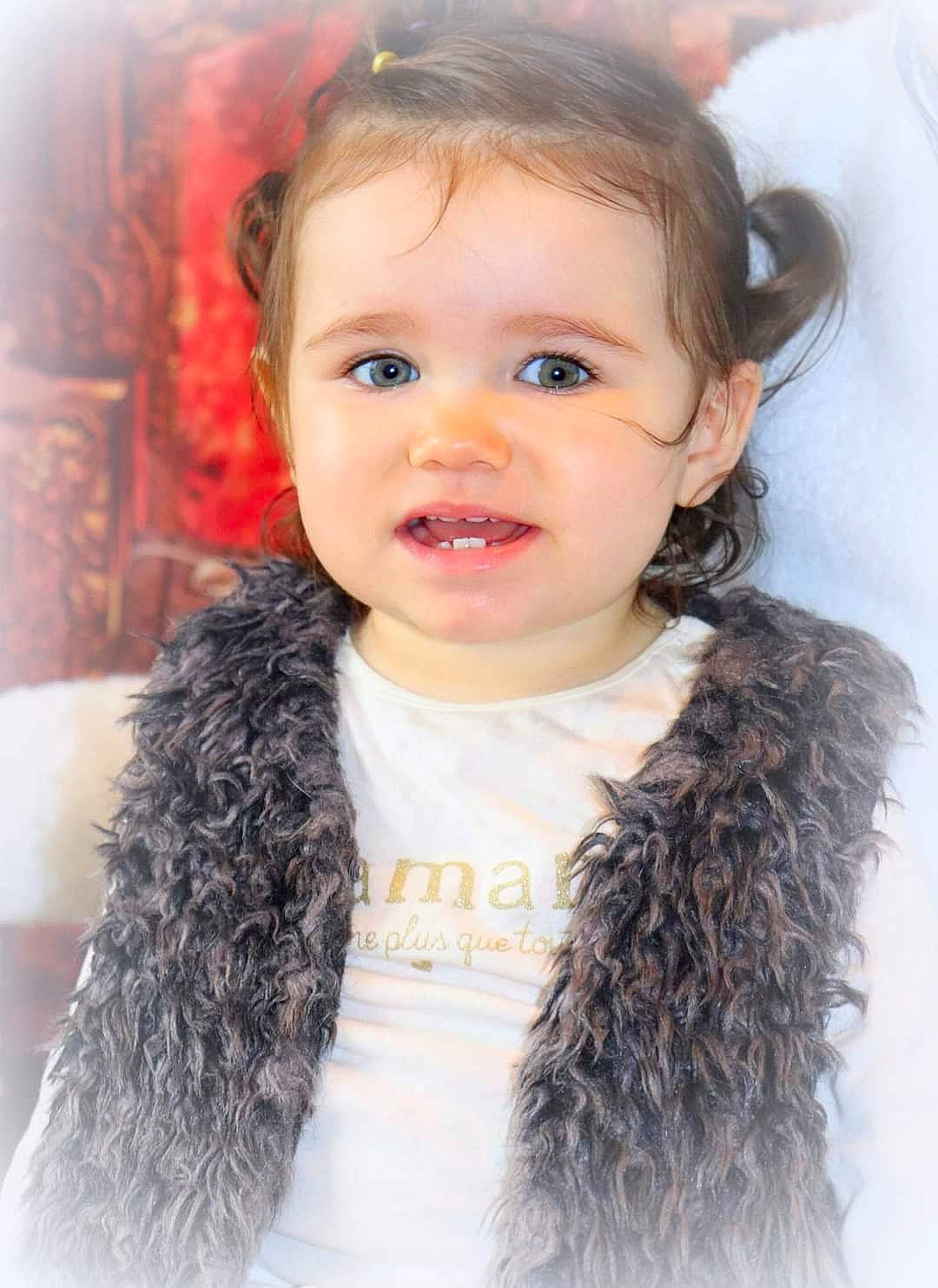 Angel a rejoint le concours — aidez-le/la à gagner de superbes lots ! animal_product, cheek, ear, eye, eyebrow, eyelash, fur_clothing, hair, happy, head, human_body, iris, lip, neck, nose, organ, person, skin, sleeve, toddler