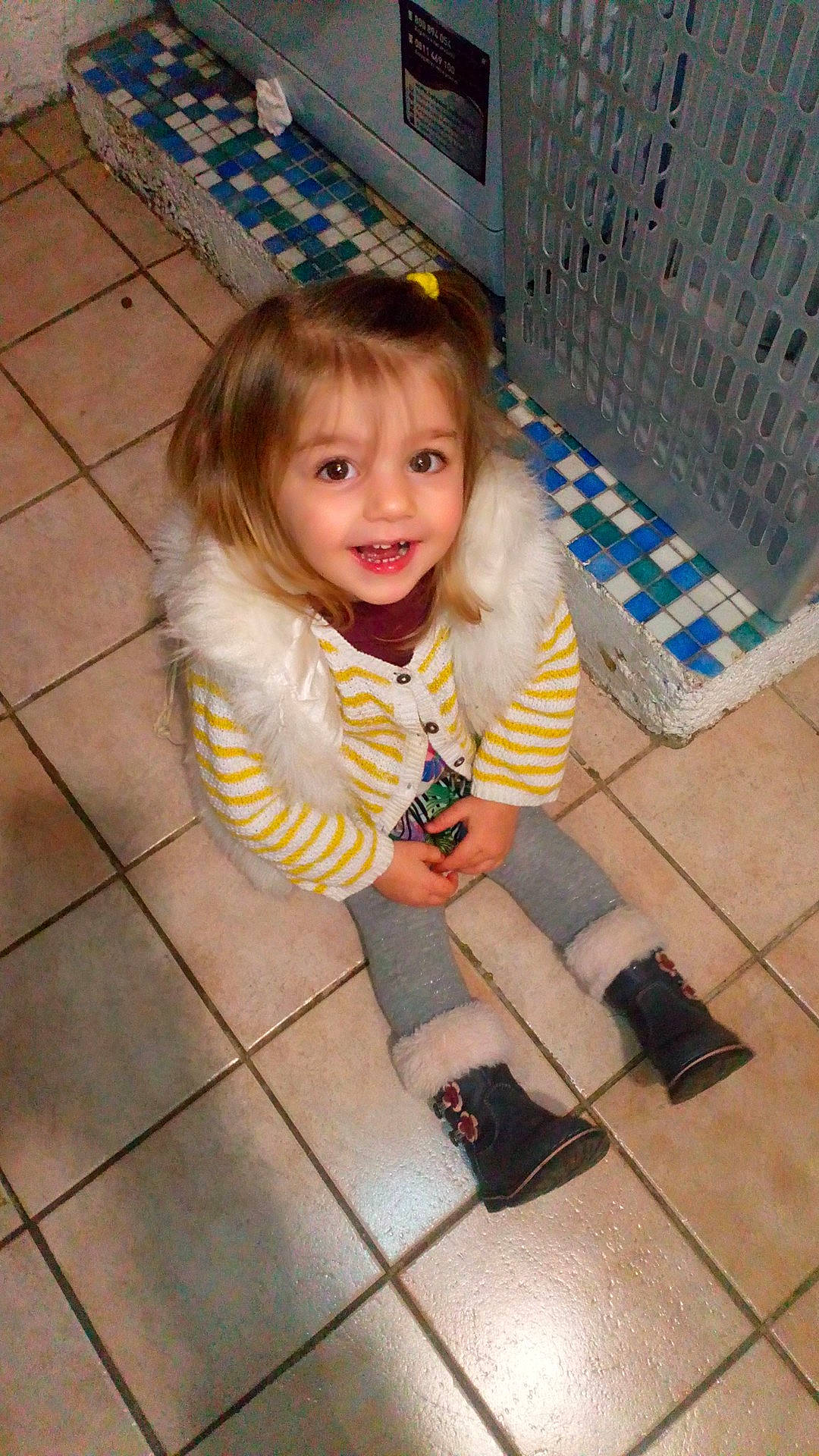 Justine a rejoint le concours — aidez-le/la à gagner de superbes lots ! child, day, eye, floor, flooring, fun, girl, hair, human_hair_color, joy, leg, mammal, pattern, person, play, product, skin, snapshot, tile, toddler