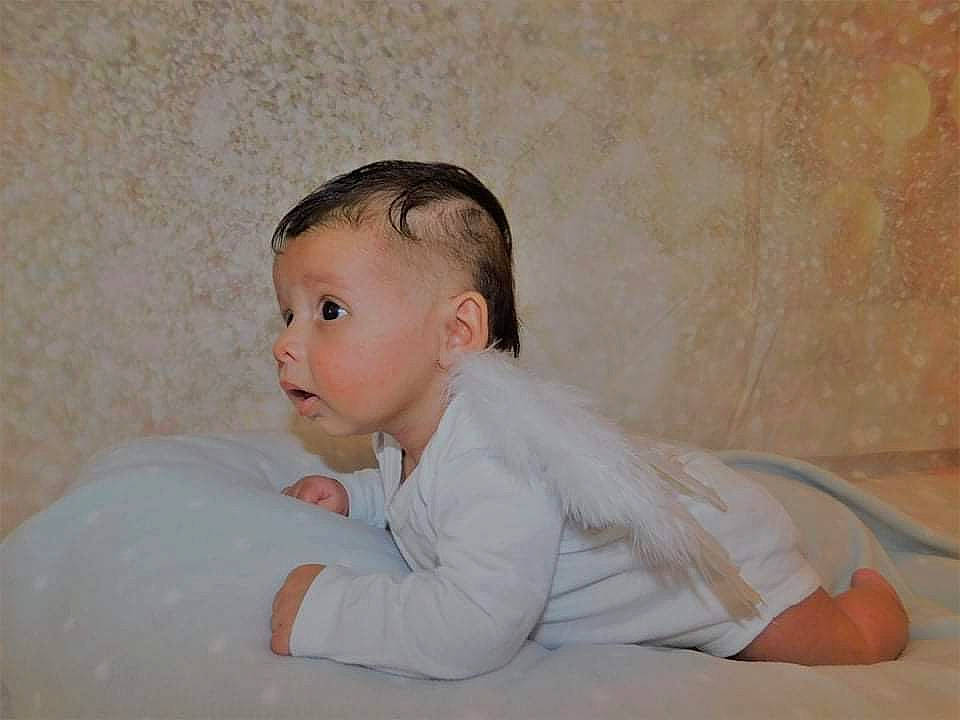 Louna participe au concours pour gagner de l'argent avec cette photo : baby, baby_toddler_clothing, cheek, child, chin, comfort, elbow, eyebrow, flash_photography, flooring, fun, happy, iris, neck, nose, person, shoulder, sitting, sleeve, toddler