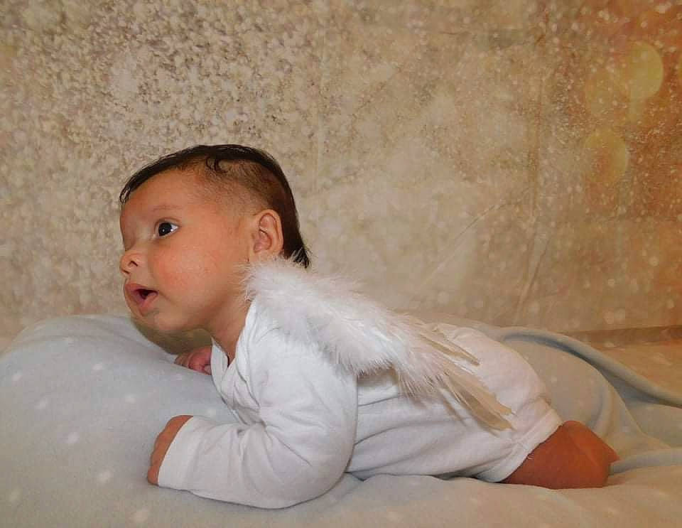 Louna a rejoint le concours — aidez-le/la à gagner de superbes lots ! arm, baby, baby_toddler_clothing, cheek, child, comfort, flash_photography, flooring, fur, happy, human_leg, linens, neck, person, portrait, portrait_photography, room, sitting, skin, sleeve