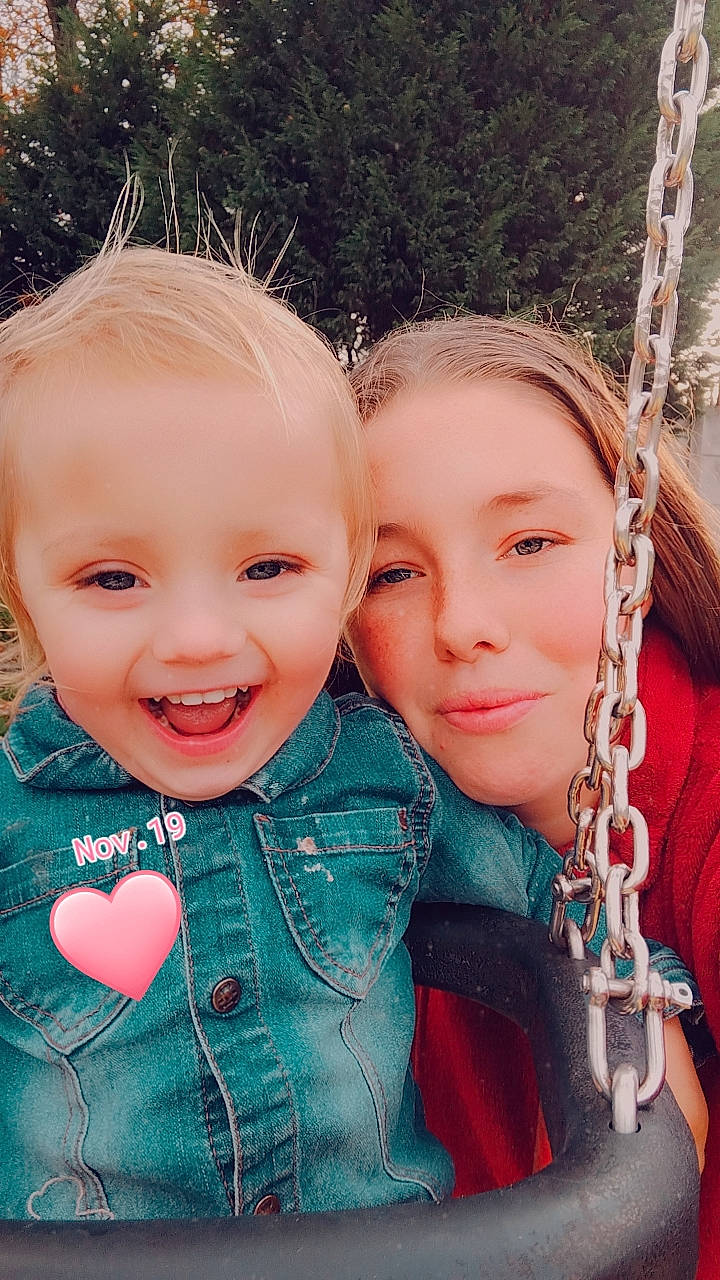 Louane a rejoint le concours — aidez-le/la à gagner de superbes lots ! chin, cool, eye, friendship, gesture, grass, happy, head, interaction, iris, jewellery, joy, leisure, lip, outerwear, people_in_nature, person, pink, skin, smile