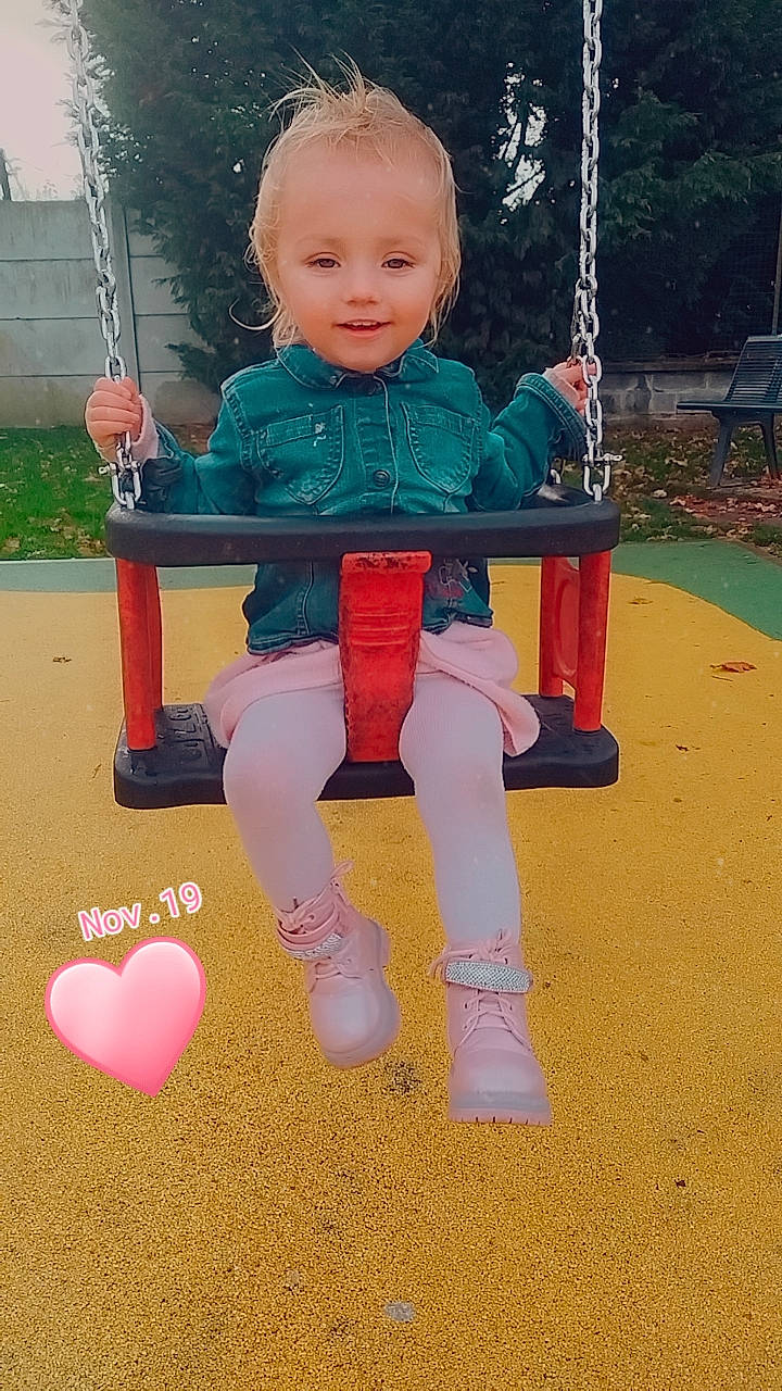 Louane participe au concours pour gagner de l'argent avec cette photo : baby_toddler_clothing, beauty, child, city, finger, fun, grass, green, happy, joy, leisure, outdoor_play_equipment, person, photograph, pink, plant, playground, smile, snapshot, swing