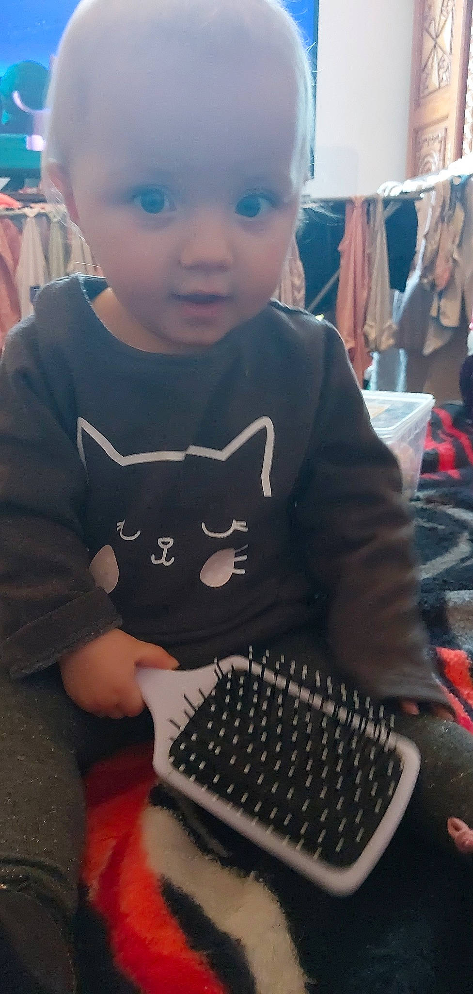 Louane a rejoint le concours — aidez-le/la à gagner de superbes lots ! baby, baby_toddler_clothing, beauty, child, cool, fun, gadget, hairstyle, happy, input_device, office_equipment, office_supplies, pattern, person, sitting, sleeve, snapshot, space_bar, t_shirt, toddler