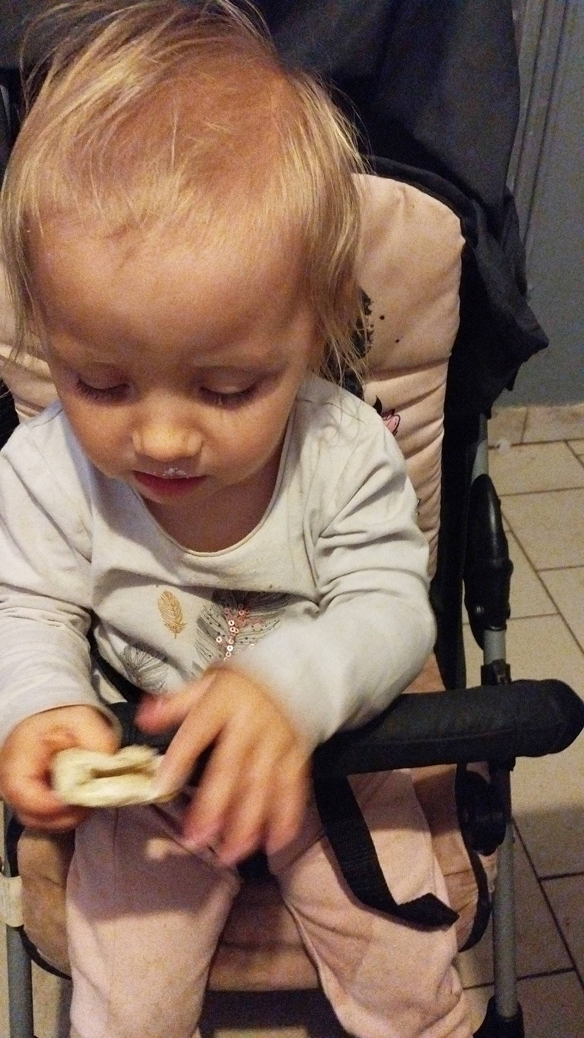 Louane participe au concours pour gagner de l'argent avec cette photo : arm, baby, baby_toddler_clothing, cheek, chin, comfort, cool, eye, facial_expression, hairstyle, hand, head, human_body, iris, lip, mouth, nose, person, skin, toddler