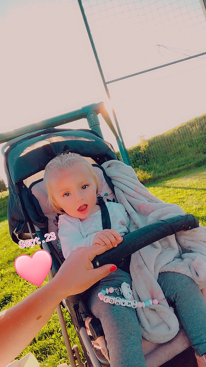 Louane participe au concours pour gagner de l'argent avec cette photo : auto_part, baby, baby_carriage, baby_products, fashion_accessory, fun, grass, happy, lap, leg, leisure, person, personal_protective_equipment, plant, recreation, shorts, sitting, swing, toddler, toy