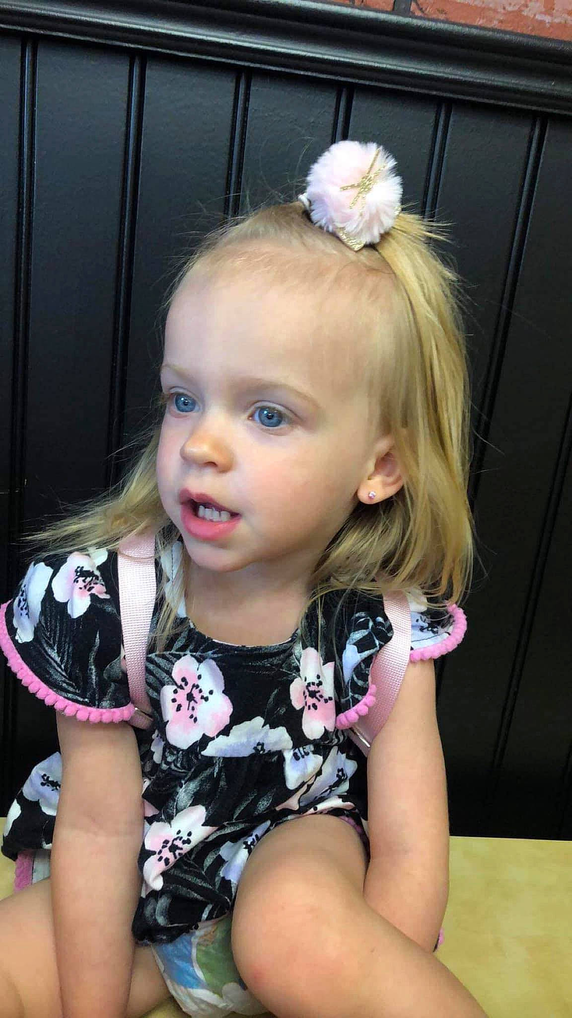 Madison a rejoint le concours — aidez-le/la à gagner de superbes lots ! baby_toddler_clothing, cheek, child, cool, dress, ear, eye, eyebrow, eyelash, happy, iris, jewellery, lip, long_hair, person, pink, purple, skin, sleeve, t_shirt