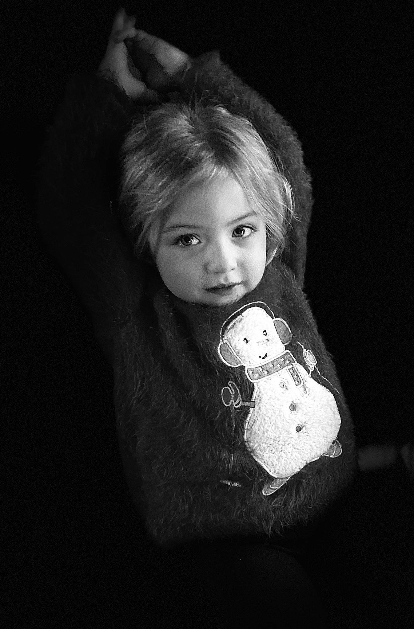 Camille a rejoint le concours — aidez-le/la à gagner de superbes lots ! black, black_and_white, child, ear, eye, flash_photography, head, human_body, lip, monochrome, monochrome_photography, neck, organ, person, photography, portrait, style, white