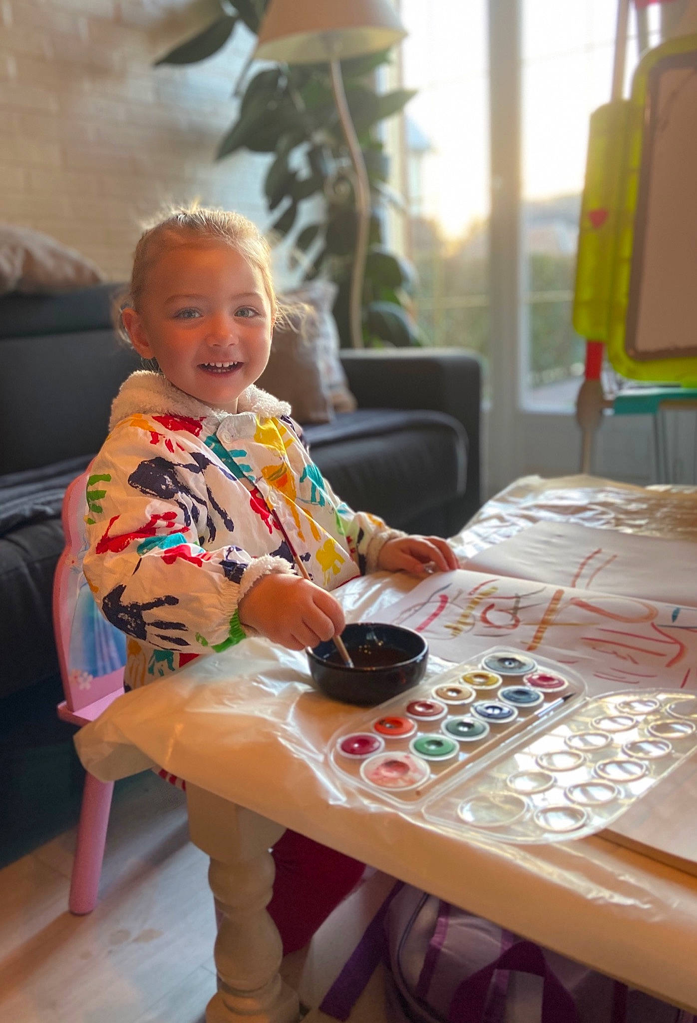 Camille participe au concours pour gagner de l'argent avec cette photo : adaptation, baby, child, furniture, joy, person, play, sitting, table, toddler, vacation