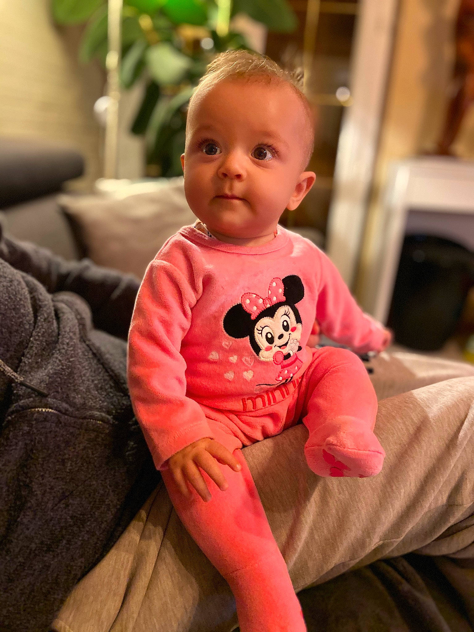 Cassandre a rejoint le concours — aidez-le/la à gagner de superbes lots ! baby, baby_toddler_clothing, cheek, child, face, person, pink, sitting, skin, sleeve, smile, t_shirt, toddler