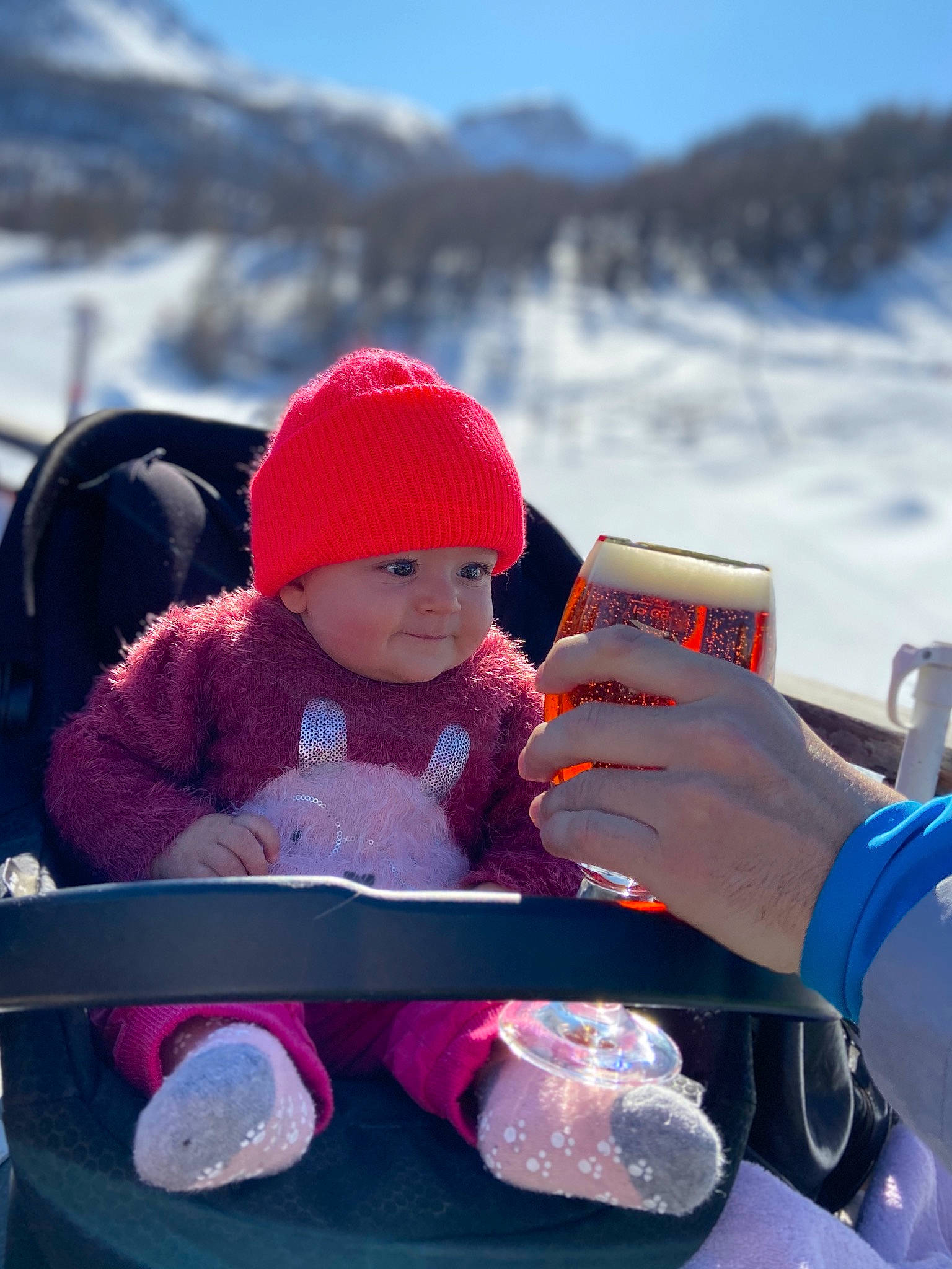 Cassandre a rejoint le concours — aidez-le/la à gagner de superbes lots ! baby, child, cloud, freezing, fun, headwear, ice, knit_cap, leisure, person, play, playing_in_the_snow, recreation, sky, snow, toddler, vacation, vehicle, winter