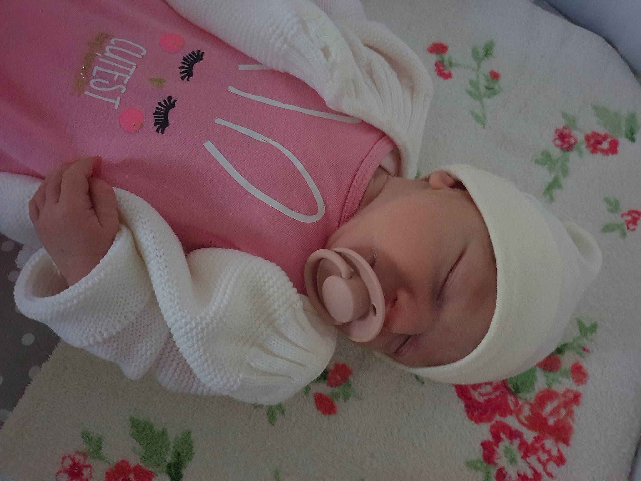 Maïlynn a rejoint le concours — aidez-le/la à gagner de superbes lots ! baby, baby_products, baby_toddler_clothing, child, comfort, face, facial_expression, hand, hat, head, headgear, headwear, linens, magenta, pattern, person, pink, product, room, skin