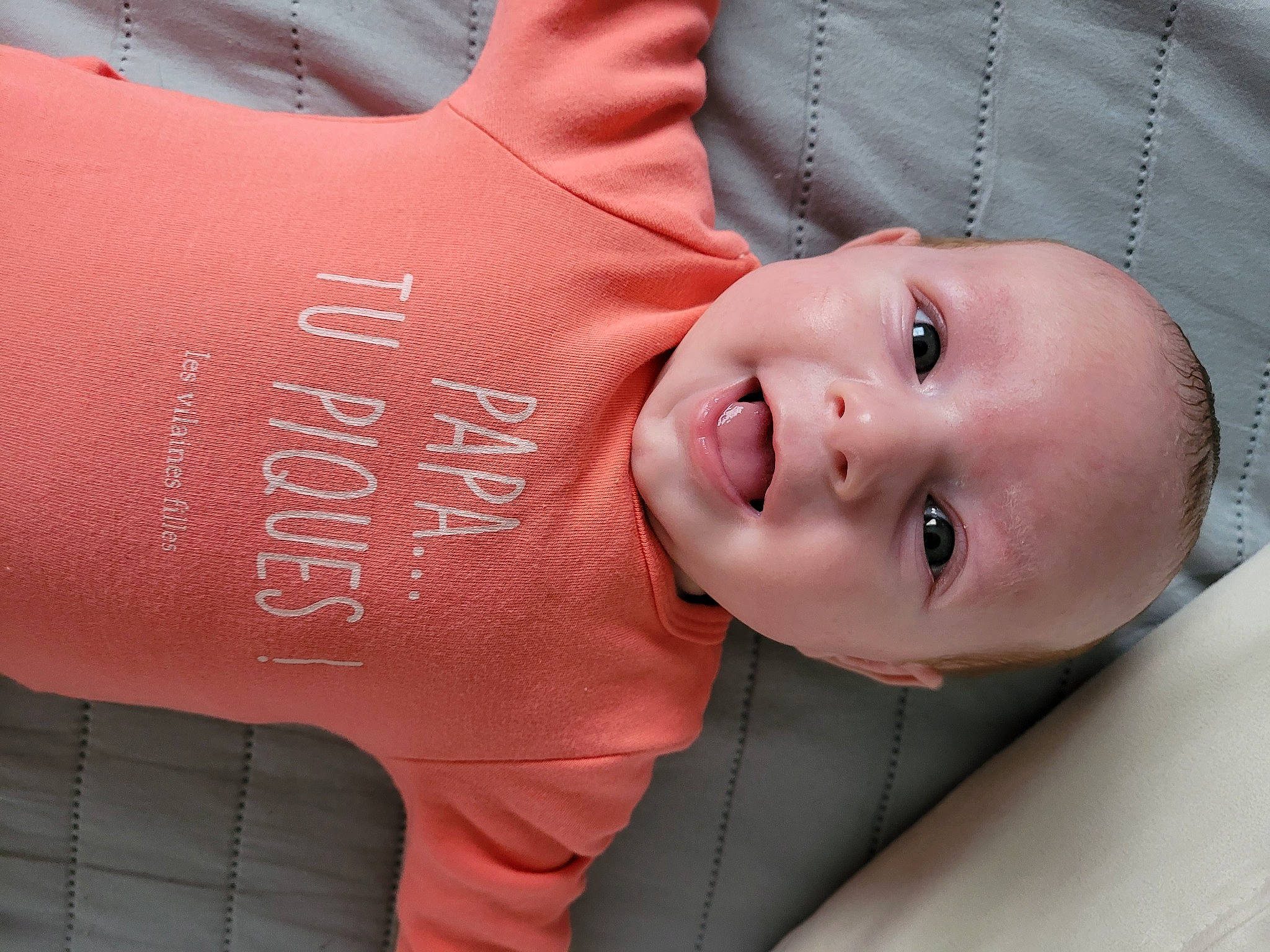 Maïlynn participe au concours pour gagner de l'argent avec cette photo : baby, baby_products, baby_toddler_clothing, cheek, child, comfort, eyelash, happy, lip, neck, nose, pattern, person, pink, skin, sleeve, smile, t_shirt, toddler, window