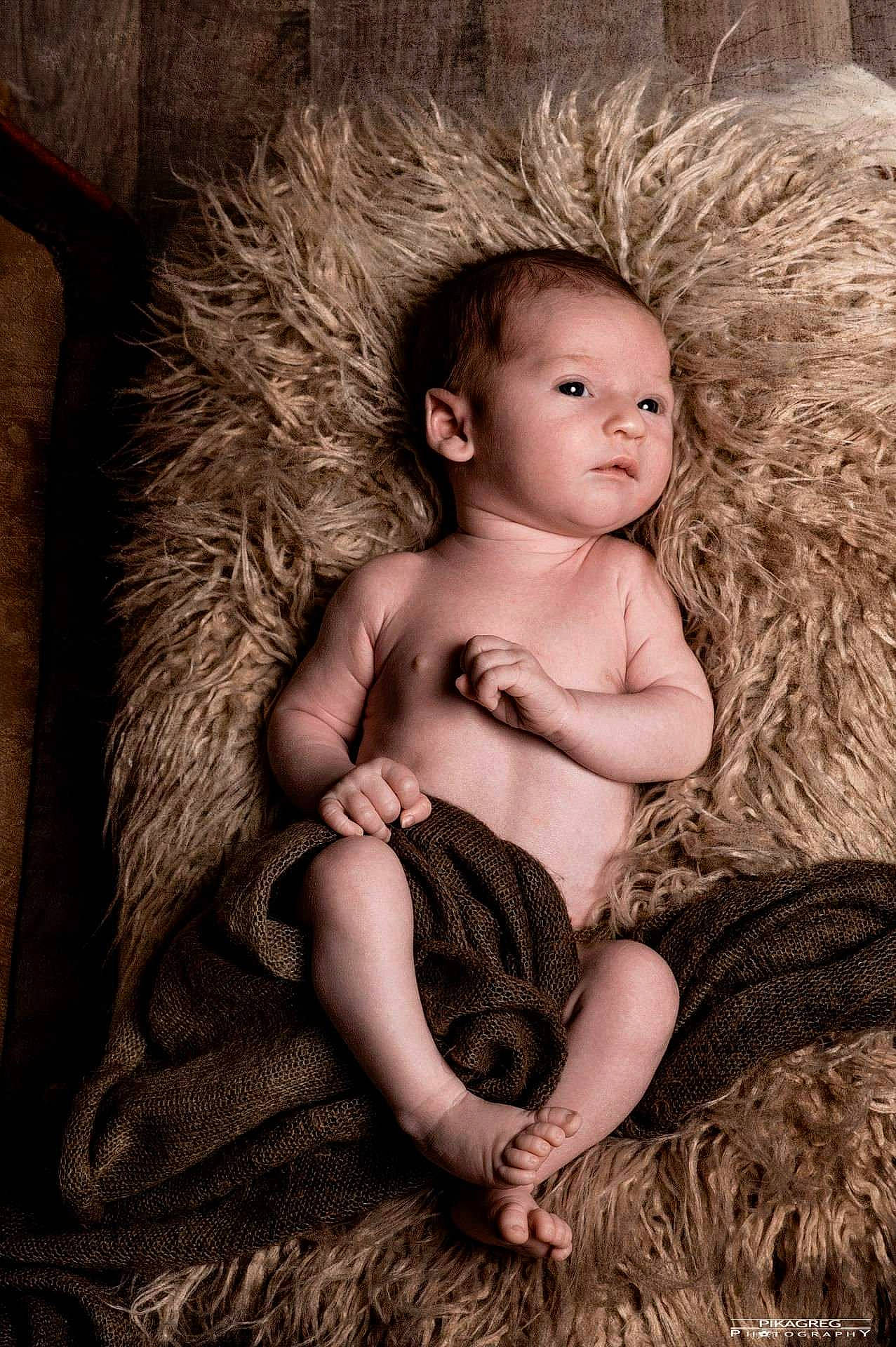 Lubin a rejoint le concours — aidez-le/la à gagner de superbes lots ! abdomen, baby, brown_hair, chest, child, eye, fashion_accessory, flash_photography, fur, grass, head, iris, leg, monochrome, natural_material, person, sitting, skin, toddler, trunk