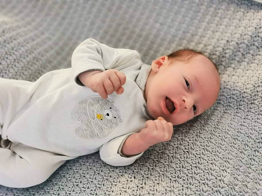 Lubin a rejoint le concours — aidez-le/la à gagner de superbes lots ! baby, baby_toddler_clothing, cheek, child, comfort, flooring, grass, linens, pattern, person, portrait_photography, sitting, sleep, sleeve, toddler, wood