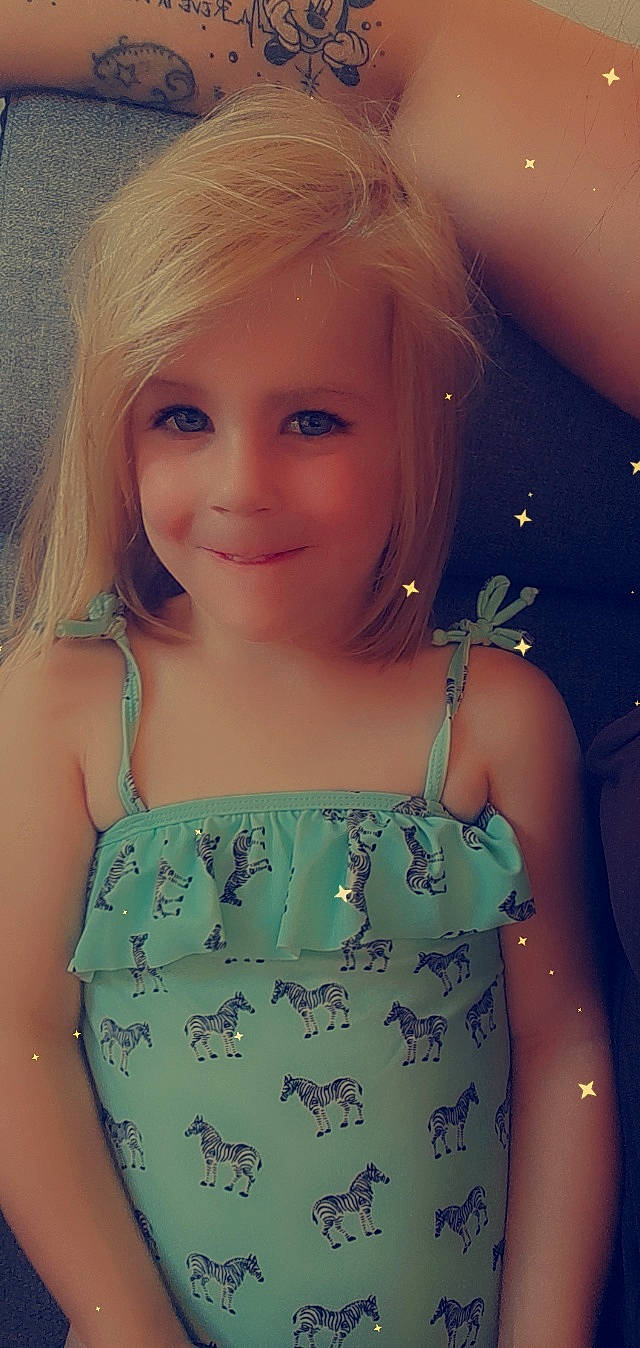 Lylou participe au concours pour gagner de l'argent avec cette photo : arm, cheek, chin, eye, eyelash, face, facial_expression, fashion, hair, hairstyle, head, human, iris, joy, lip, neck, organ, person, shoulder, skin