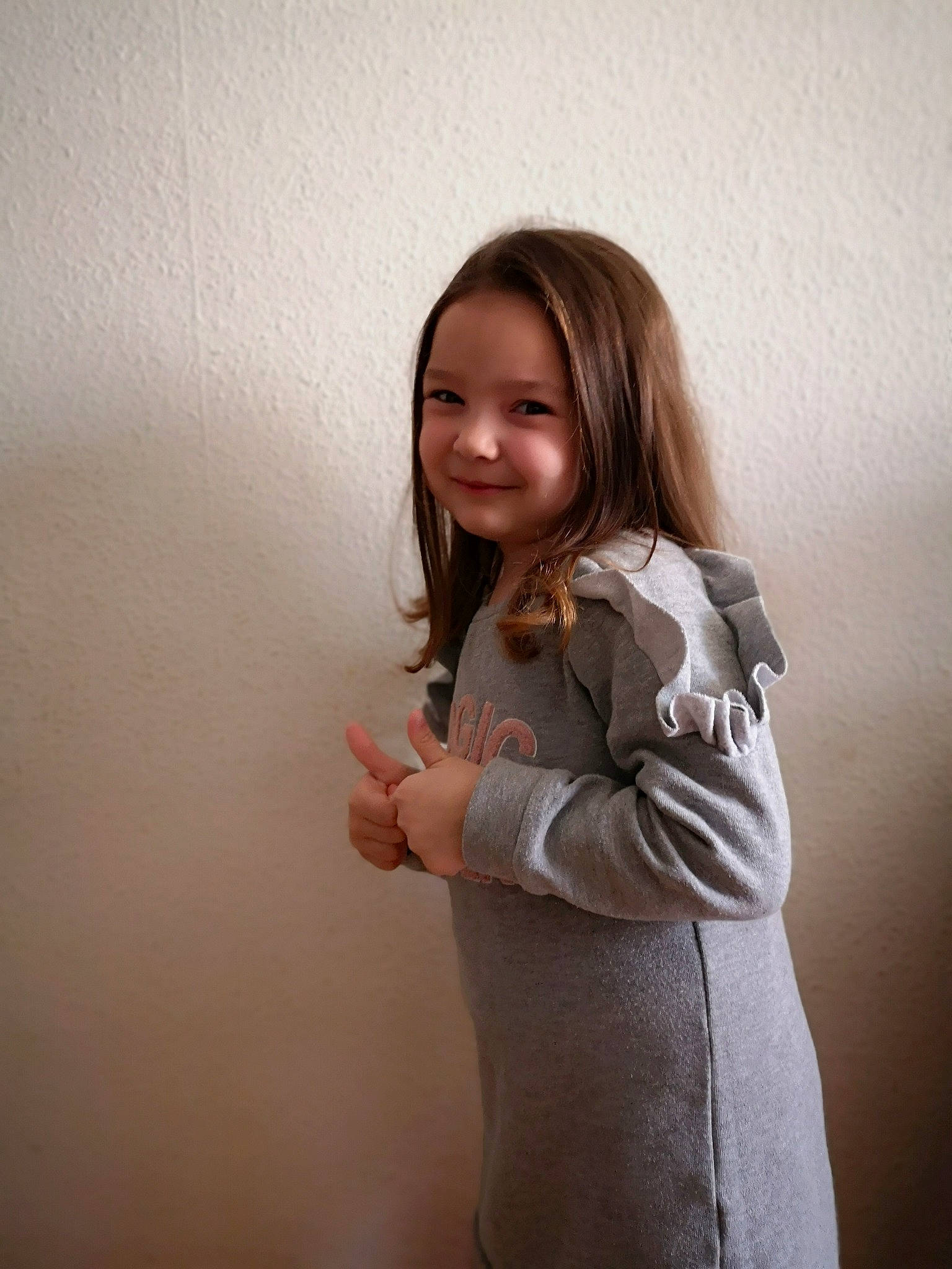 Mariam a rejoint le concours — aidez-le/la à gagner de superbes lots ! abdomen, arm, child, elbow, finger, gesture, joint, joy, long_hair, outerwear, person, shoulder, skin, smile, standing, thumb, trunk